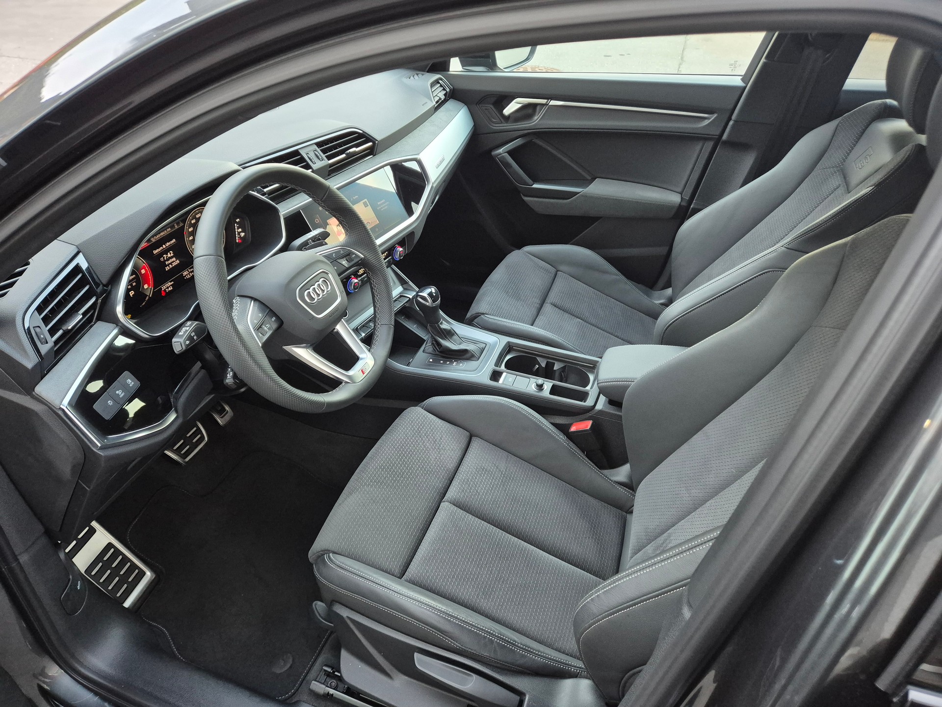 AUDI Q3 40 TDI S line quattro S-tronic-image-6