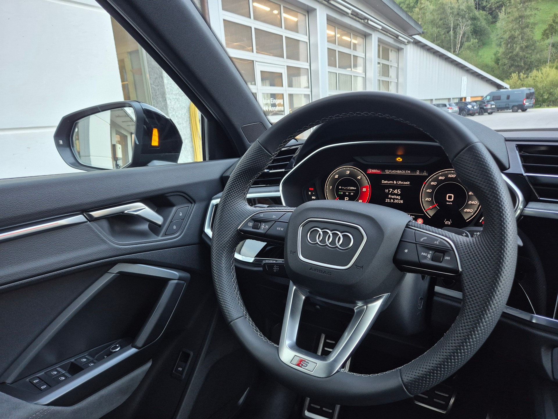 AUDI Q3 40 TDI S line quattro S-tronic-image-11