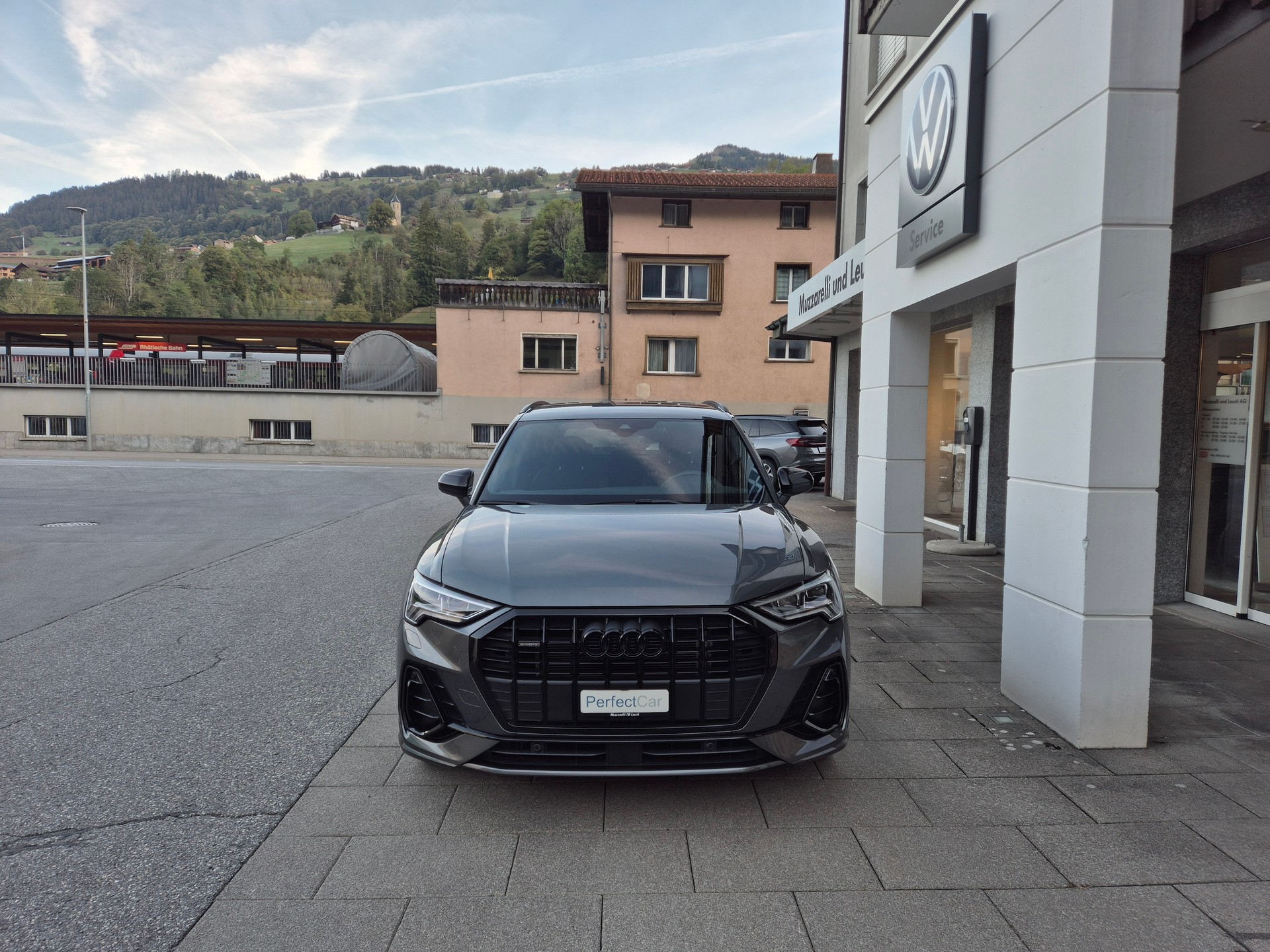 AUDI Q3 40 TDI S line quattro S-tronic-image-2