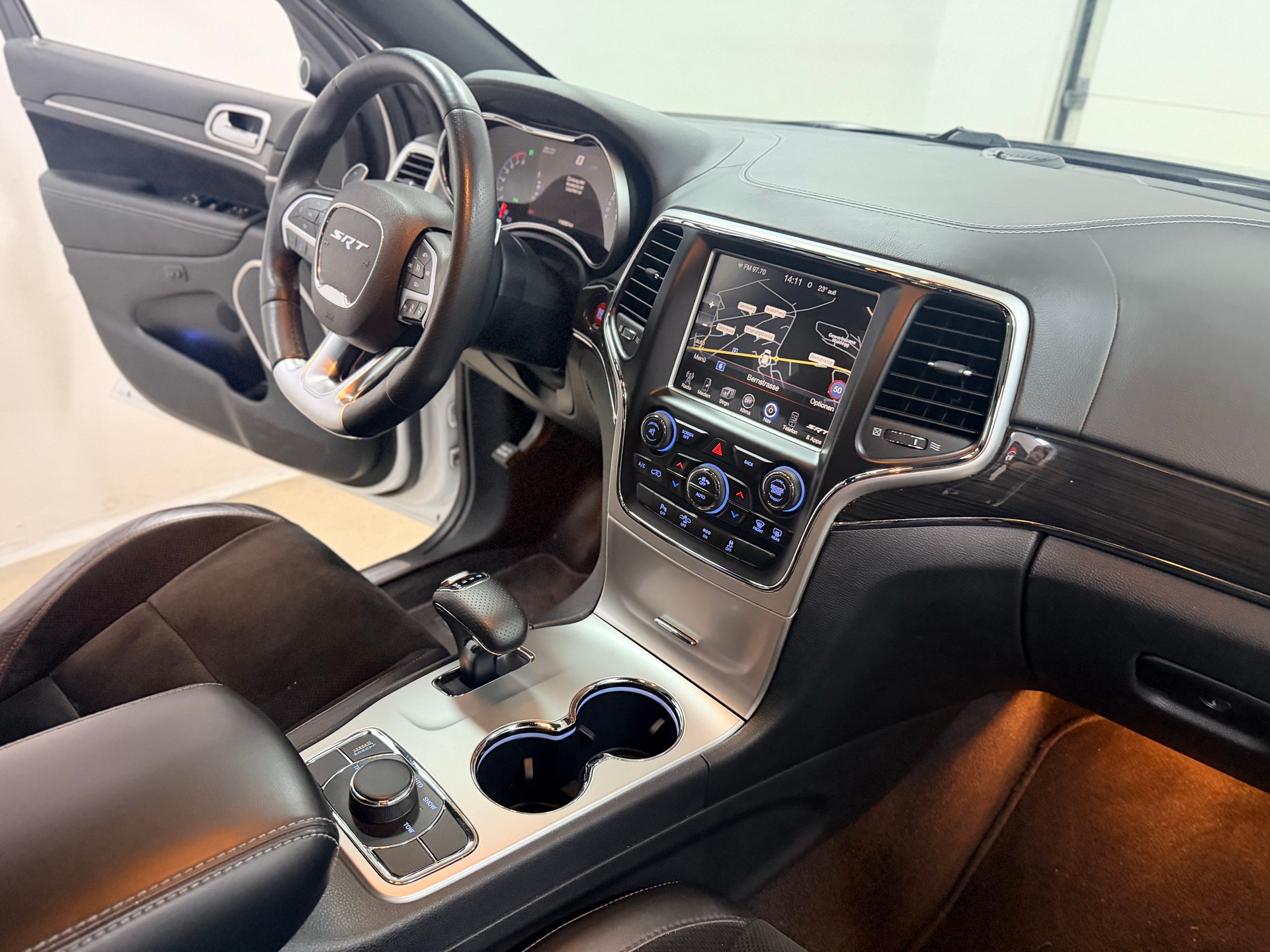 JEEP Grand Cherokee 6.4 V8 HEMI SRT8 Automatic-image-9