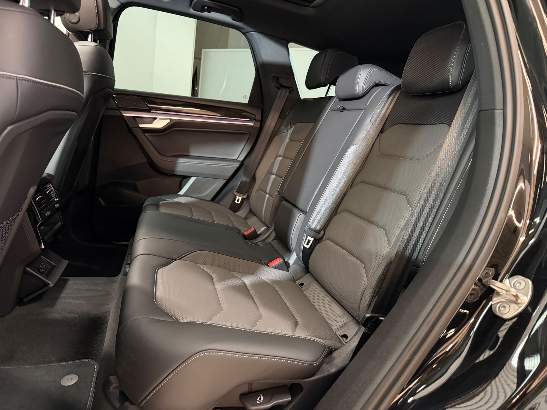 VW Touareg 3.0 TDI R-Line Final Edition Tiptronic-image-9