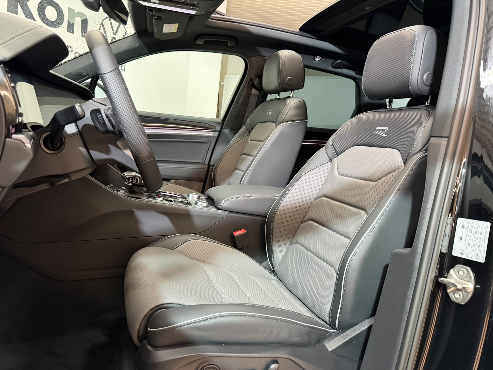 VW Touareg 3.0 TDI R-Line Final Edition Tiptronic-image-8