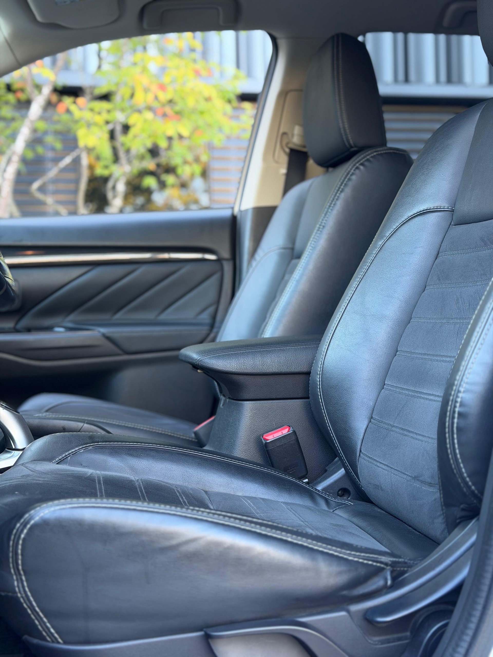 MITSUBISHI Outlander 2.0 PHEV 4WD Automatic-image-10
