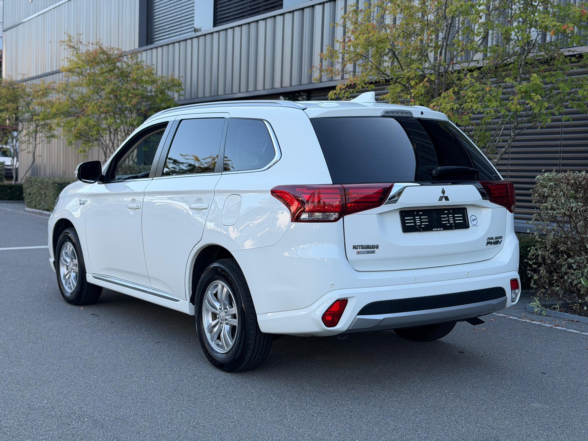 MITSUBISHI Outlander 2.0 PHEV 4WD Automatic-image-2