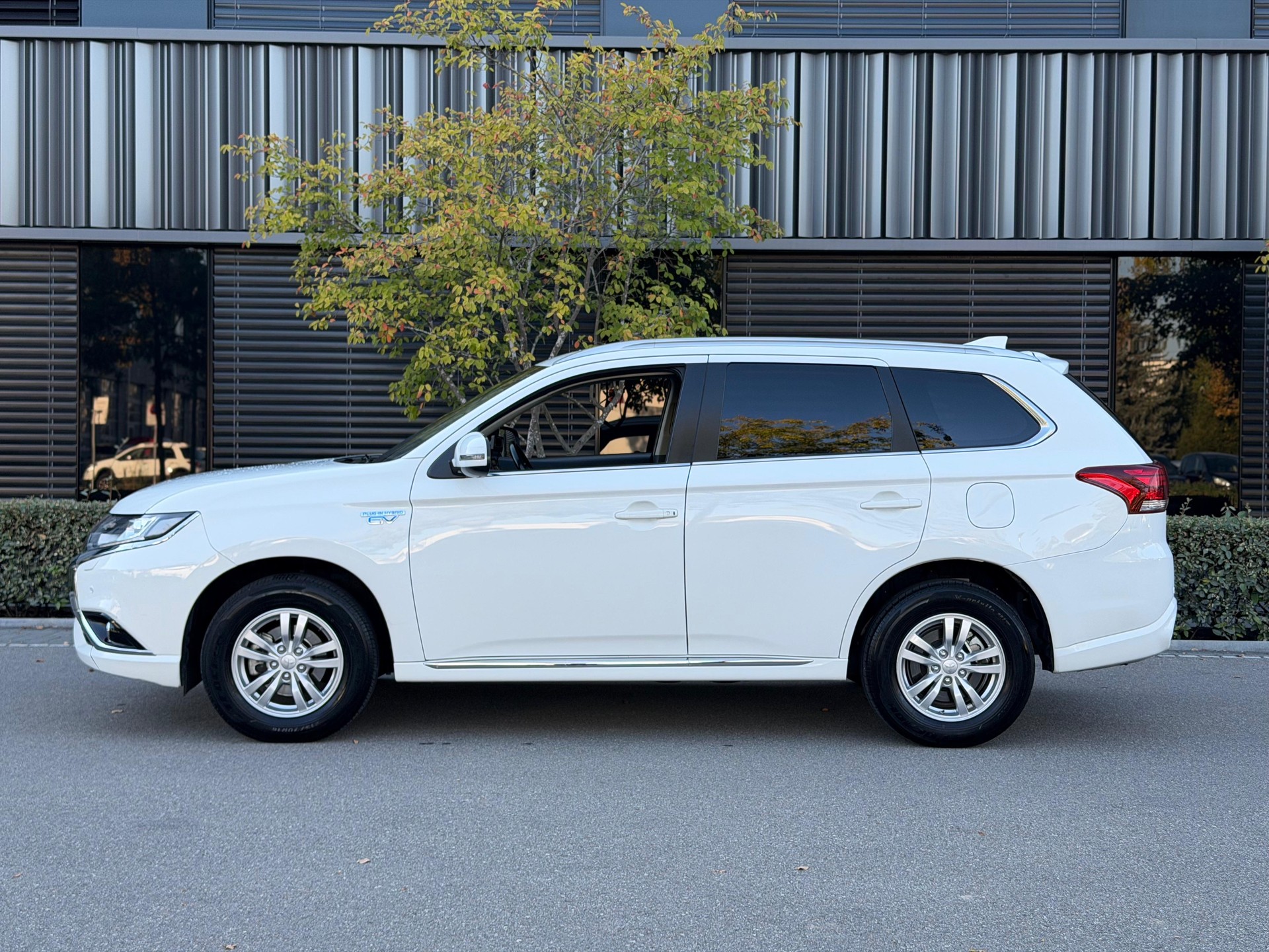 MITSUBISHI Outlander 2.0 PHEV 4WD Automatic-image-1