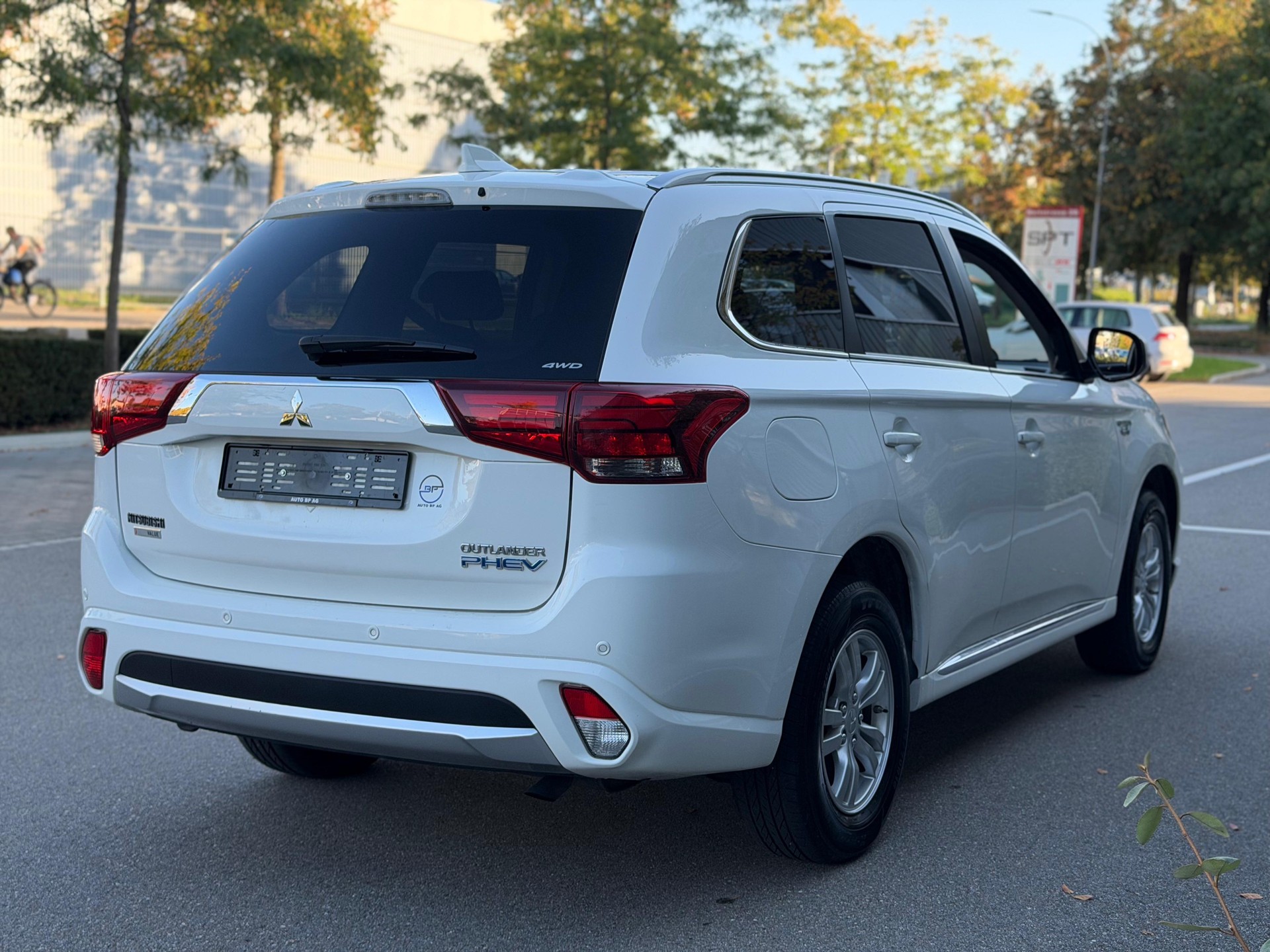 MITSUBISHI Outlander 2.0 PHEV 4WD Automatic-image-4