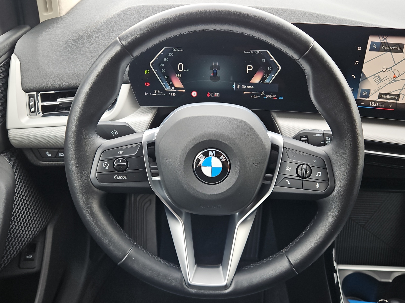 BMW 218i Active Tourer-image-11