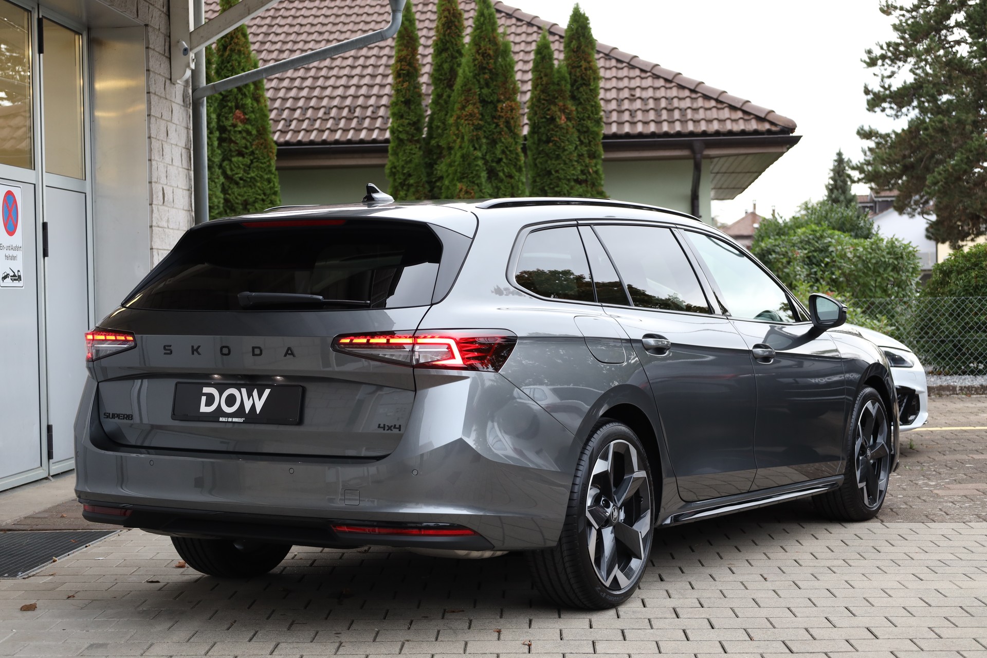 SKODA Superb Combi 2.0 TSI Sportline 4x4 DSG-image-4