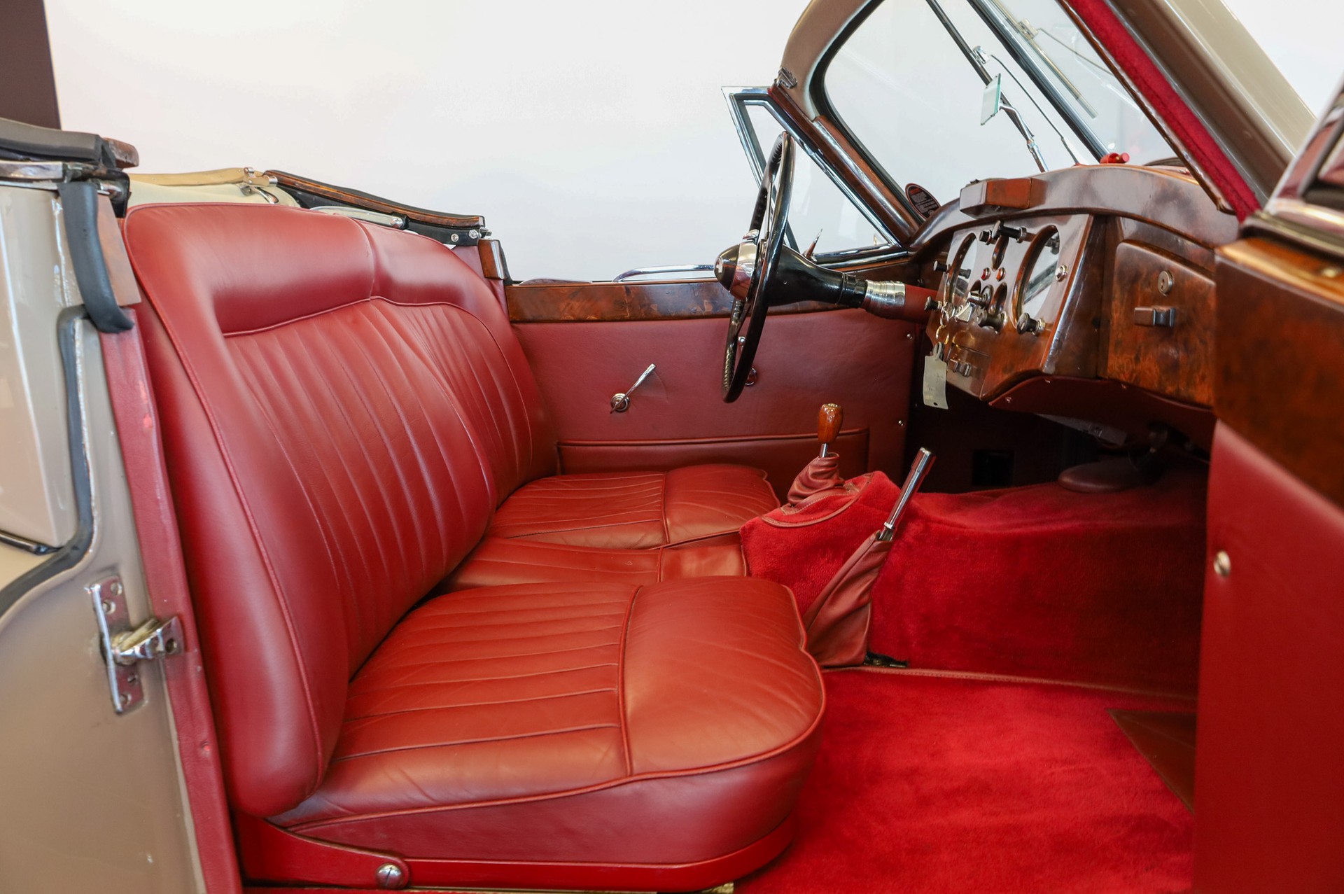 JAGUAR Drophead Coupe-showroom-element-1