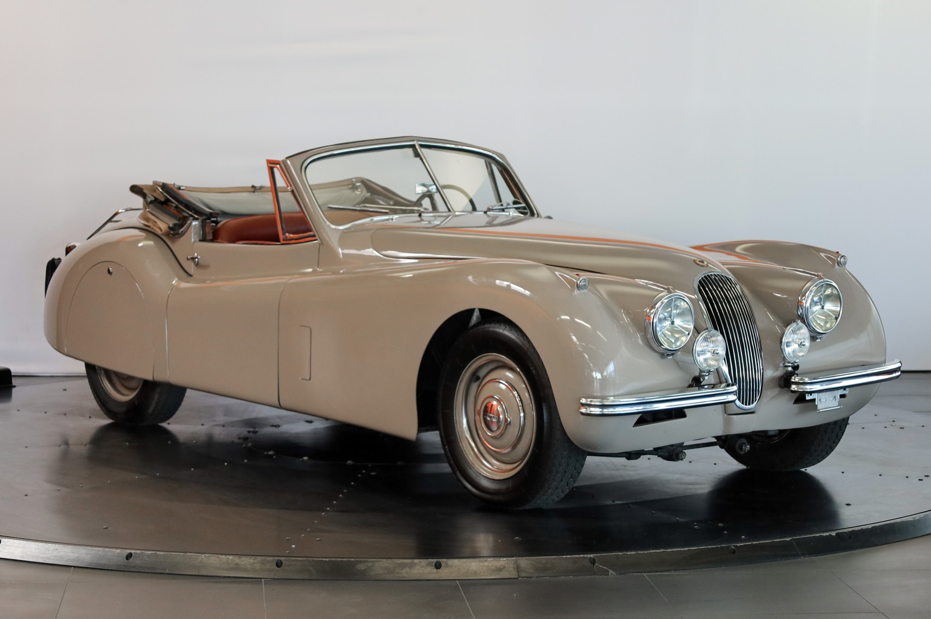 JAGUAR Drophead Coupe-image-6