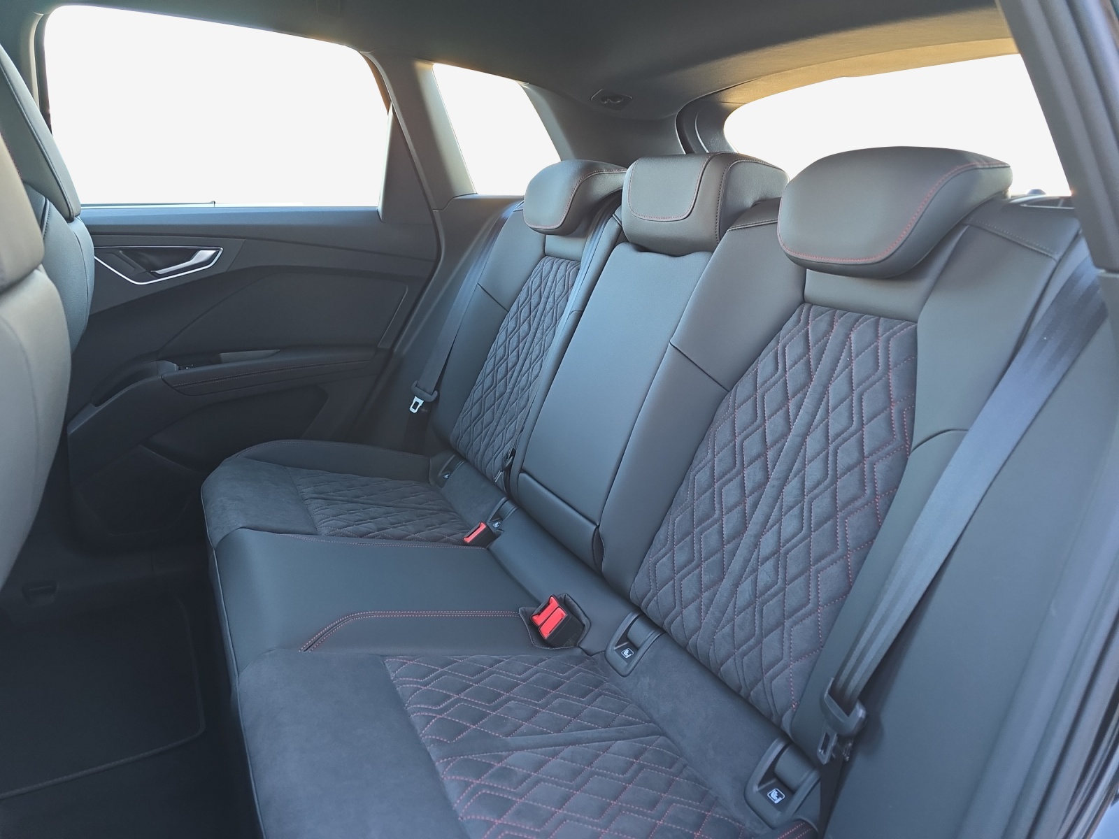 AUDI Q4 e-tron 45 quattro-image-12