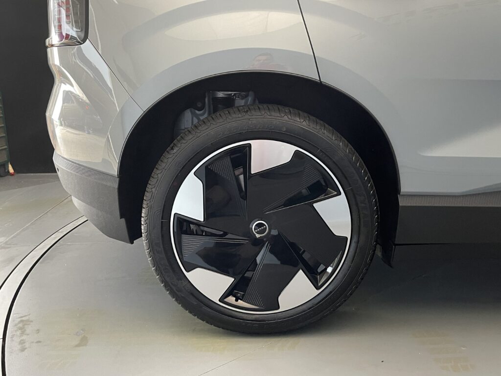 VOLVO EX30 Single Motor Extended Range Core-image-5