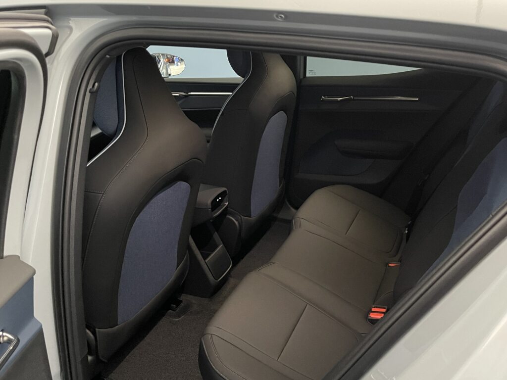 VOLVO EX30 Single Motor Extended Range Core-image-9
