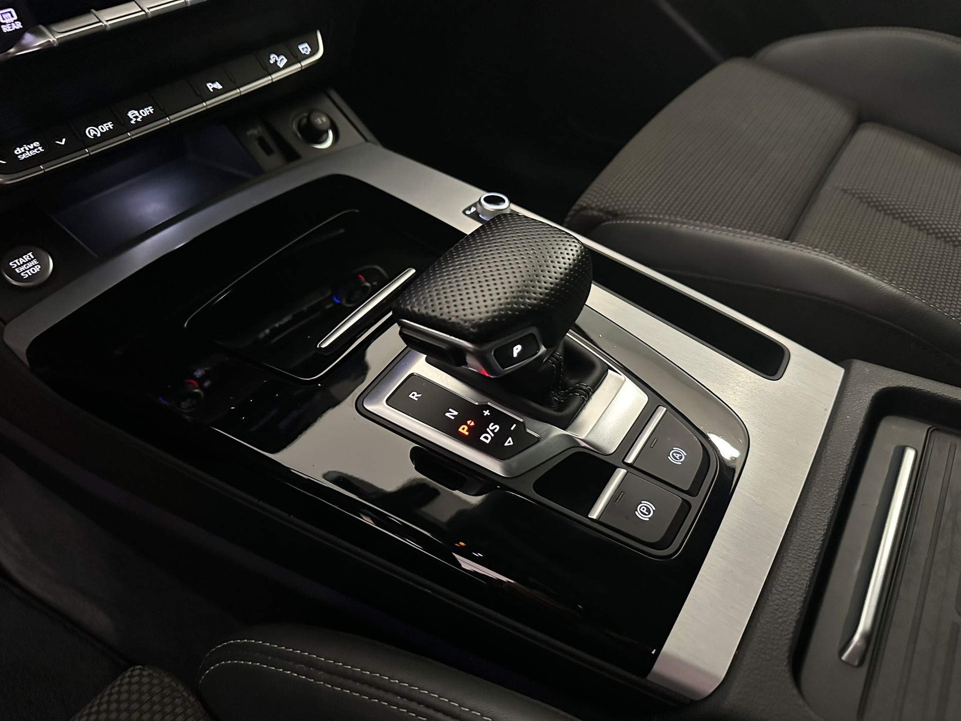 AUDI Q5 45 TFSI Black Edition quattro-image-6