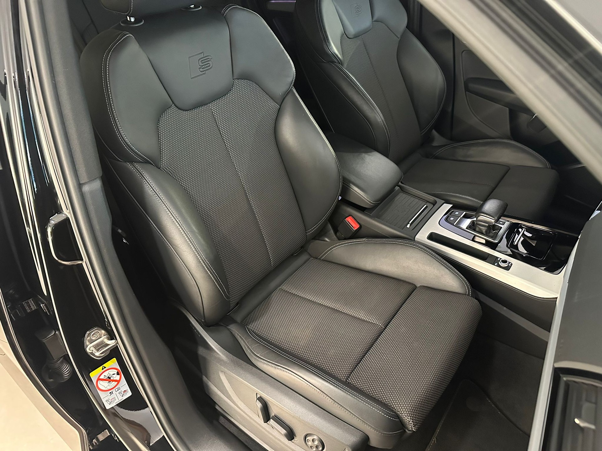 AUDI Q5 45 TFSI Black Edition quattro-image-5