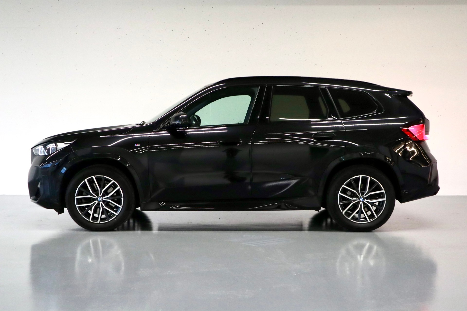 BMW X1 DRIVE 23i M SPORT | SPORTSITZE | ADAPTIVES FAHRWERK | MEMORY | ELEKTR. HECKKLAPPE | ANHÄNGERKUPPLUNG | WIRELESS CHARGING-image-1