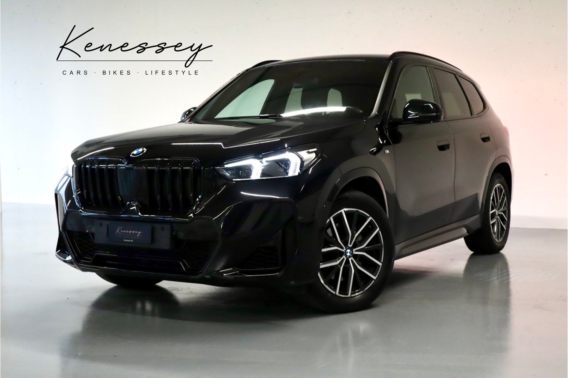 BMW X1 DRIVE 23i M SPORT | SPORTSITZE | ADAPTIVES FAHRWERK | MEMORY | ELEKTR. HECKKLAPPE | ANHÄNGERKUPPLUNG | WIRELESS CHARGING