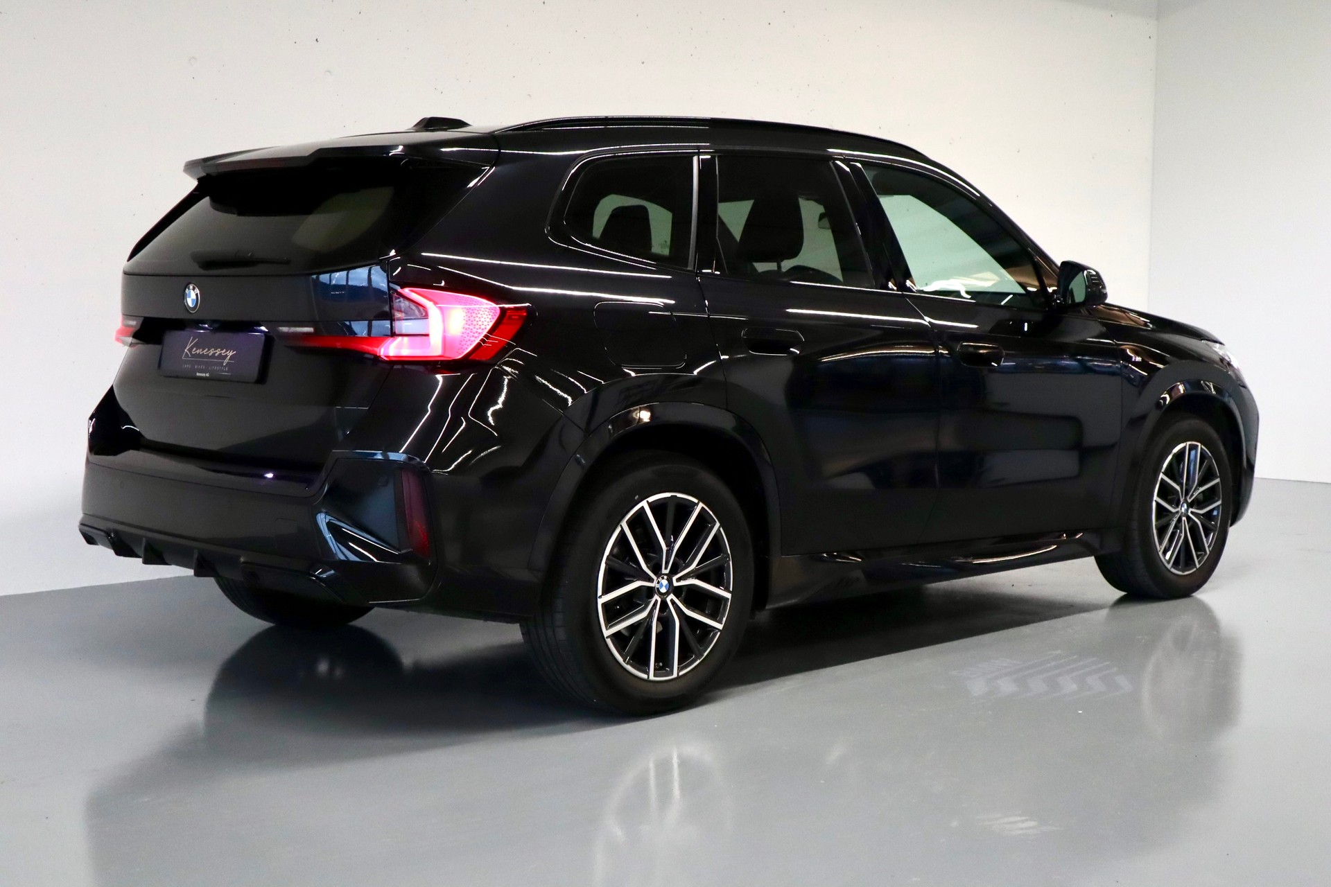 BMW X1 DRIVE 23i M SPORT | SPORTSITZE | ADAPTIVES FAHRWERK | MEMORY | ELEKTR. HECKKLAPPE | ANHÄNGERKUPPLUNG | WIRELESS CHARGING-image-3