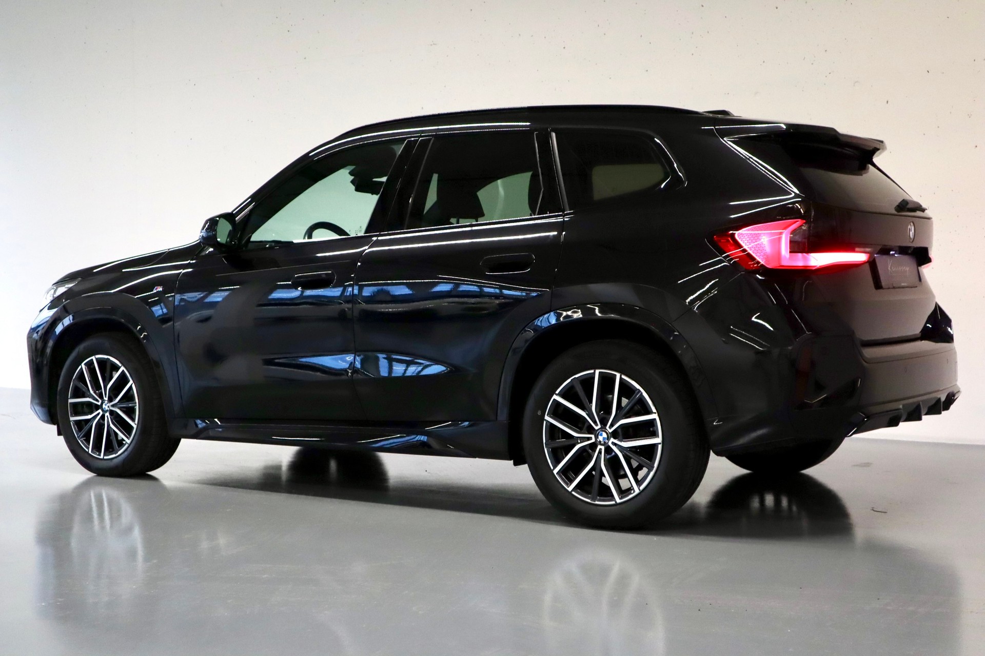 BMW X1 DRIVE 23i M SPORT | SPORTSITZE | ADAPTIVES FAHRWERK | MEMORY | ELEKTR. HECKKLAPPE | ANHÄNGERKUPPLUNG | WIRELESS CHARGING-image-2