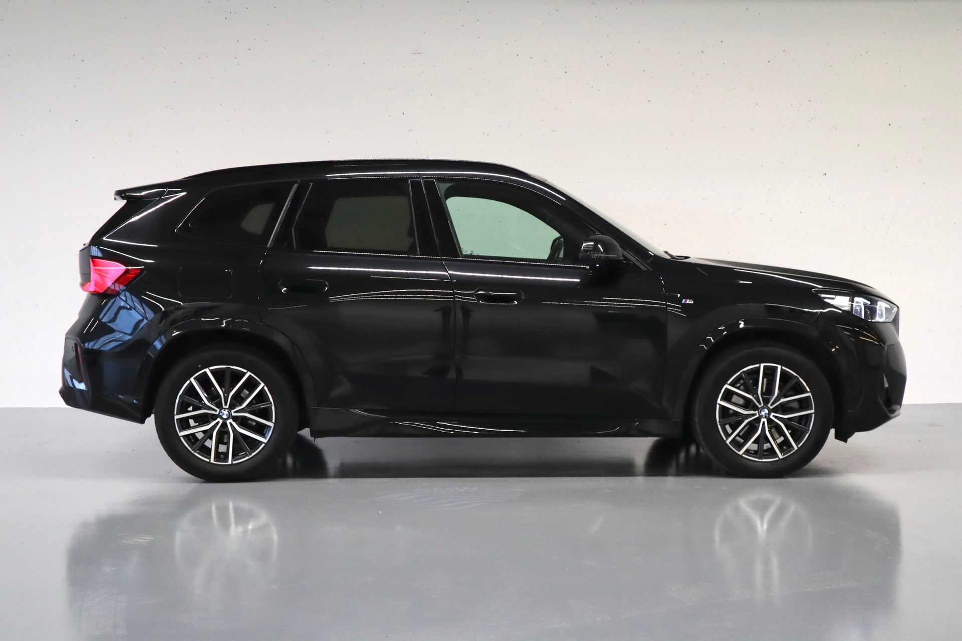 BMW X1 DRIVE 23i M SPORT | SPORTSITZE | ADAPTIVES FAHRWERK | MEMORY | ELEKTR. HECKKLAPPE | ANHÄNGERKUPPLUNG | WIRELESS CHARGING-image-4