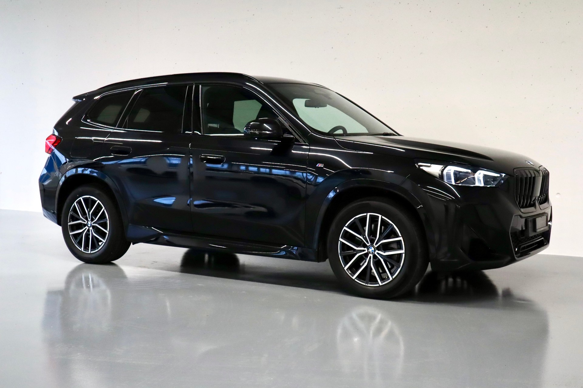 BMW X1 DRIVE 23i M SPORT | SPORTSITZE | ADAPTIVES FAHRWERK | MEMORY | ELEKTR. HECKKLAPPE | ANHÄNGERKUPPLUNG | WIRELESS CHARGING-image-5