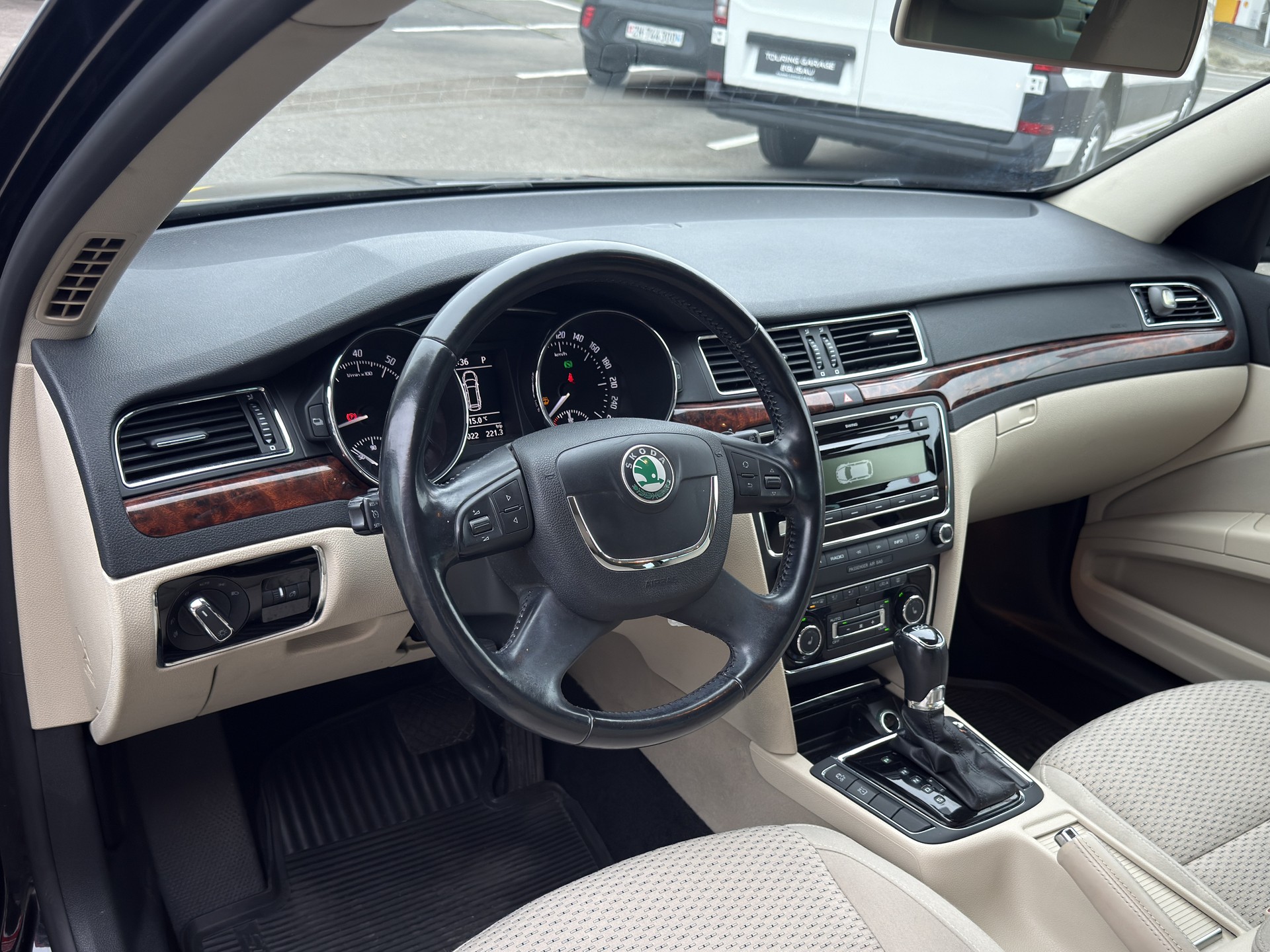 SKODA Superb Combi 1.8 TSI Elegance DSG-image-8