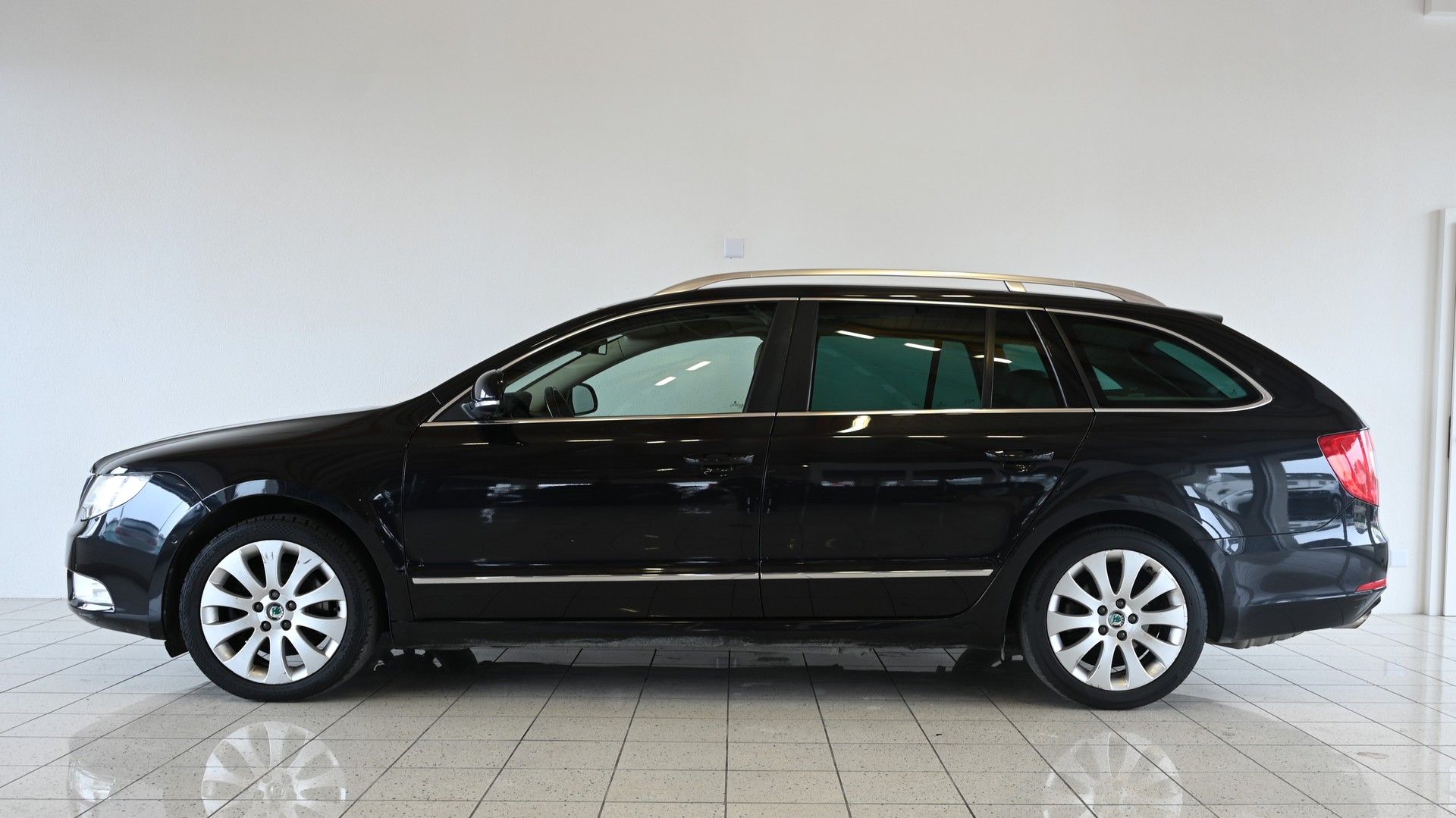 SKODA Superb Combi 1.8 TSI Elegance DSG-showroom-element-3