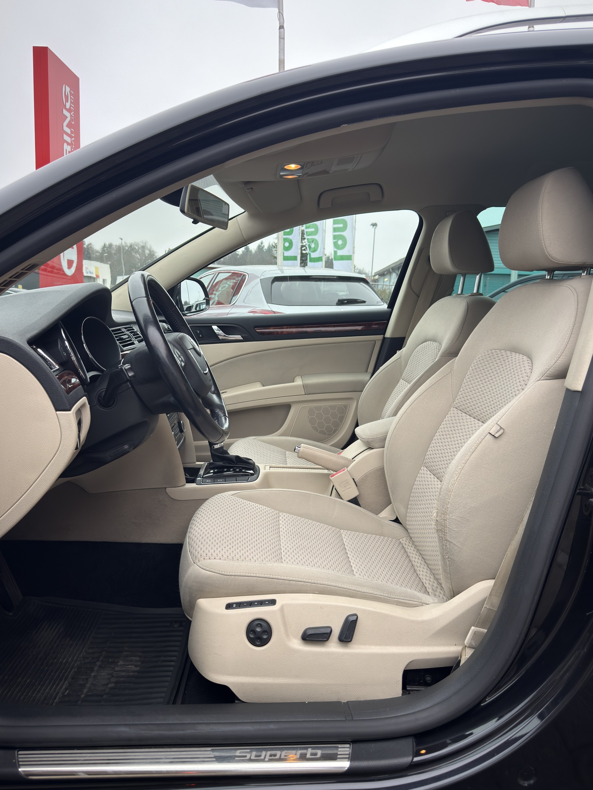 SKODA Superb Combi 1.8 TSI Elegance DSG-image-9