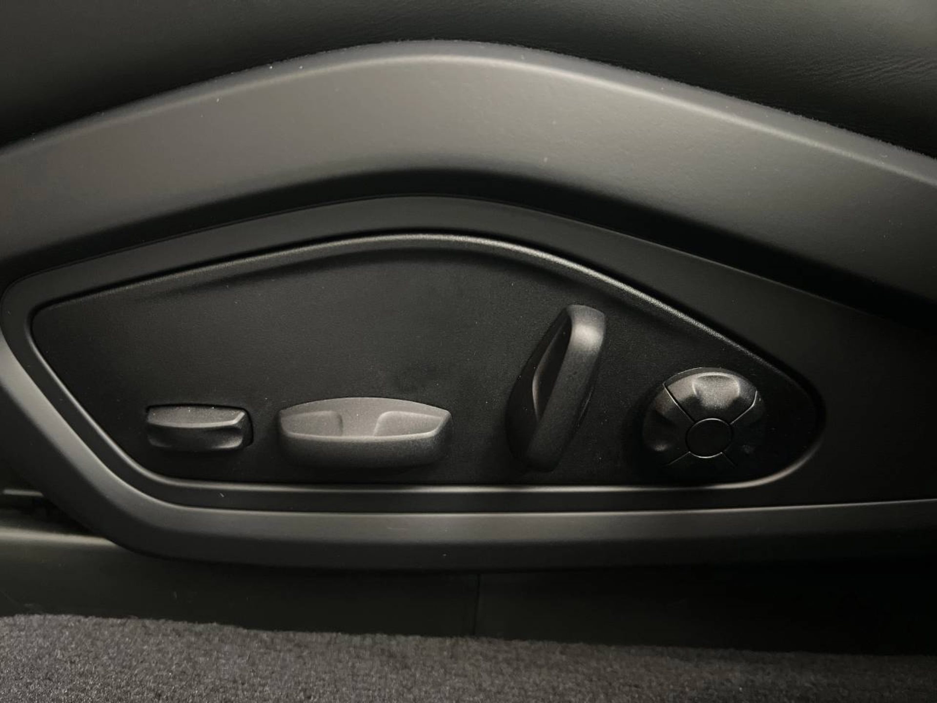 PORSCHE Taycan 4S Cross Turismo-image-18