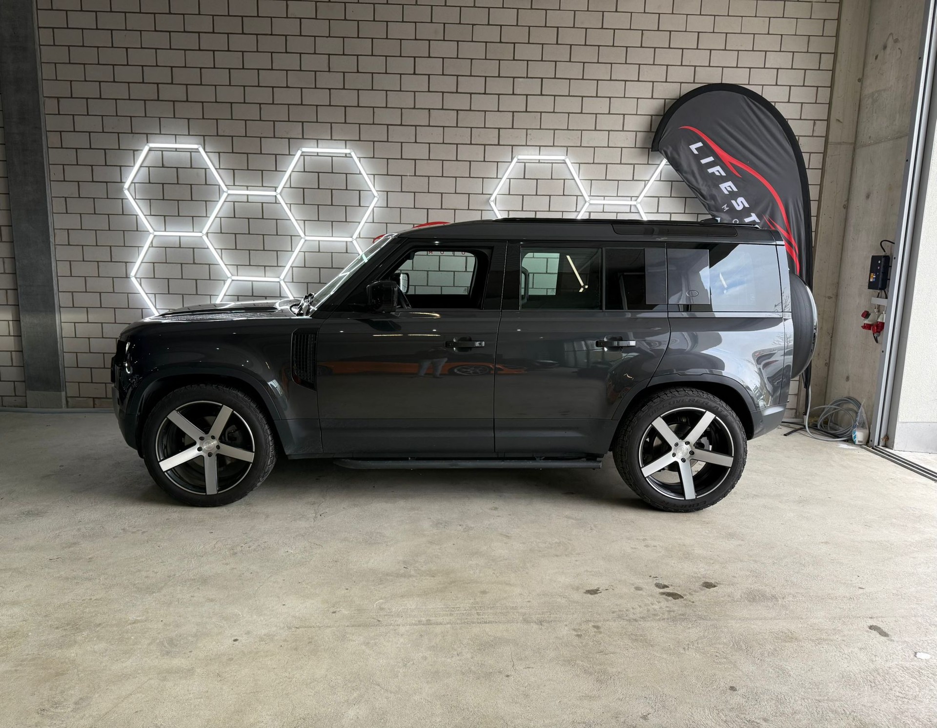 LAND ROVER Defender 110 3.0 D I6 250 SE AWD AT8-image-1