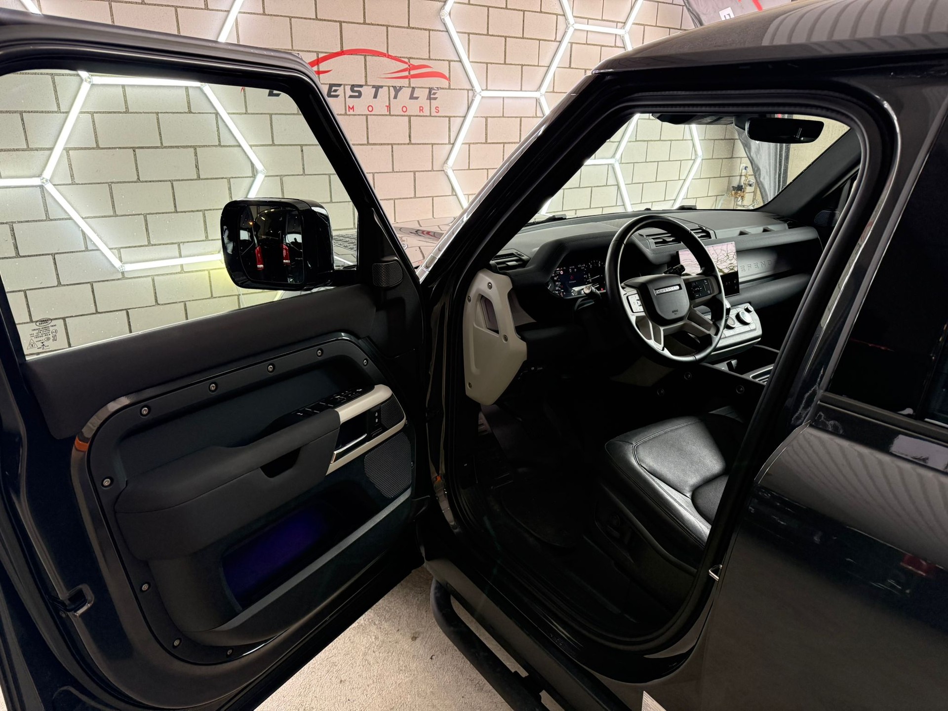 LAND ROVER Defender 110 3.0 D I6 250 SE AWD AT8-image-4
