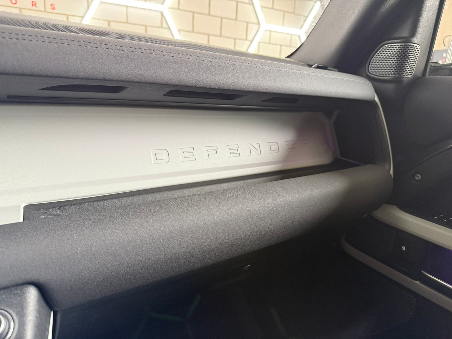 LAND ROVER Defender 110 3.0 D I6 250 SE AWD AT8-image-10