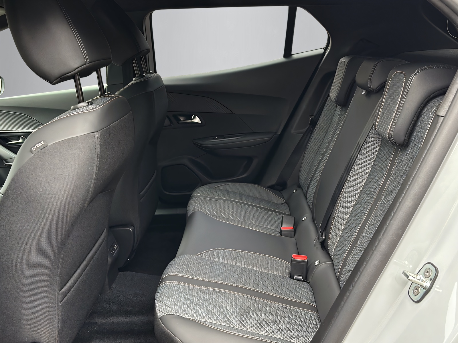 PEUGEOT 2008 1.2 Hybrid 145 Allure Premium-image-11