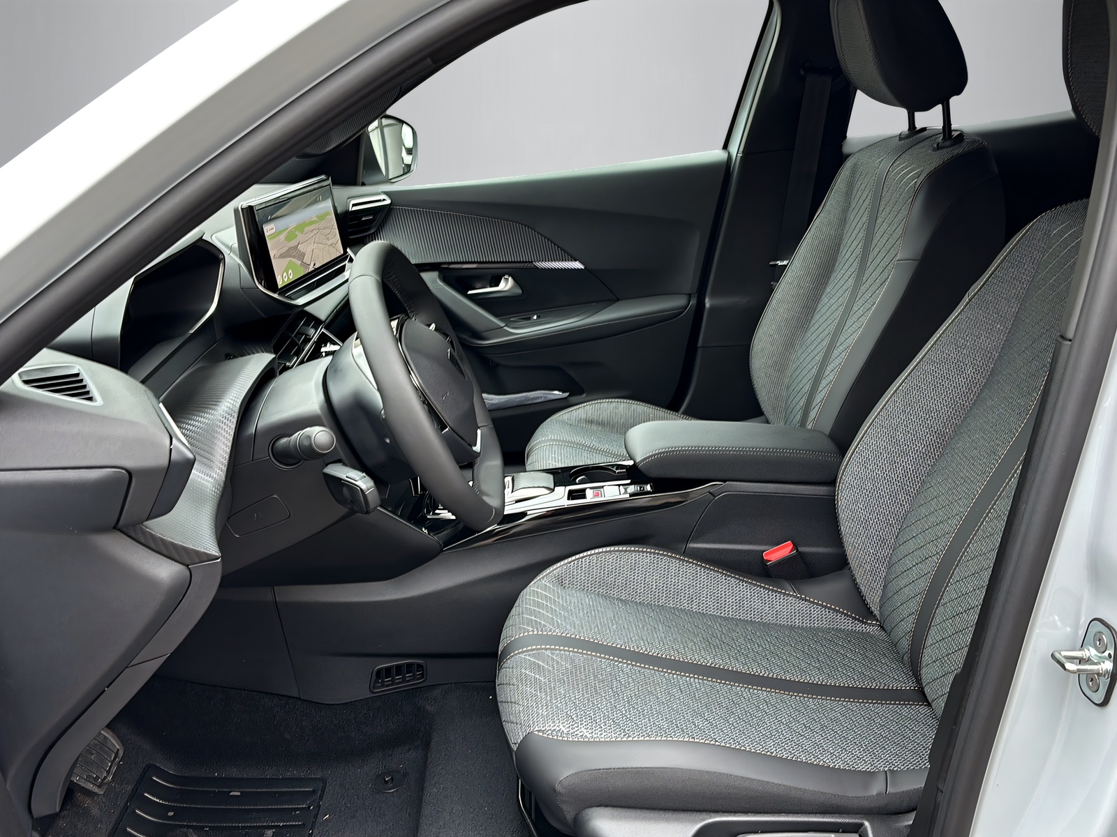 PEUGEOT 2008 1.2 Hybrid 145 Allure Premium-image-10