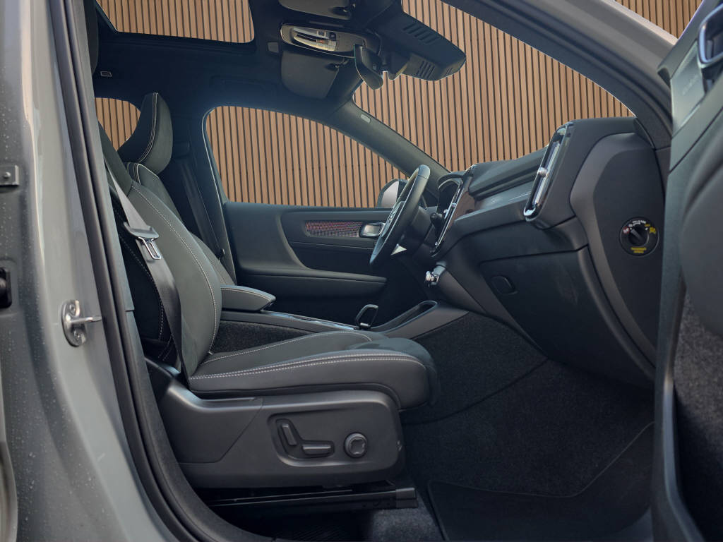 VOLVO XC40 2.0 B4 MH Ultra Dark-image-13