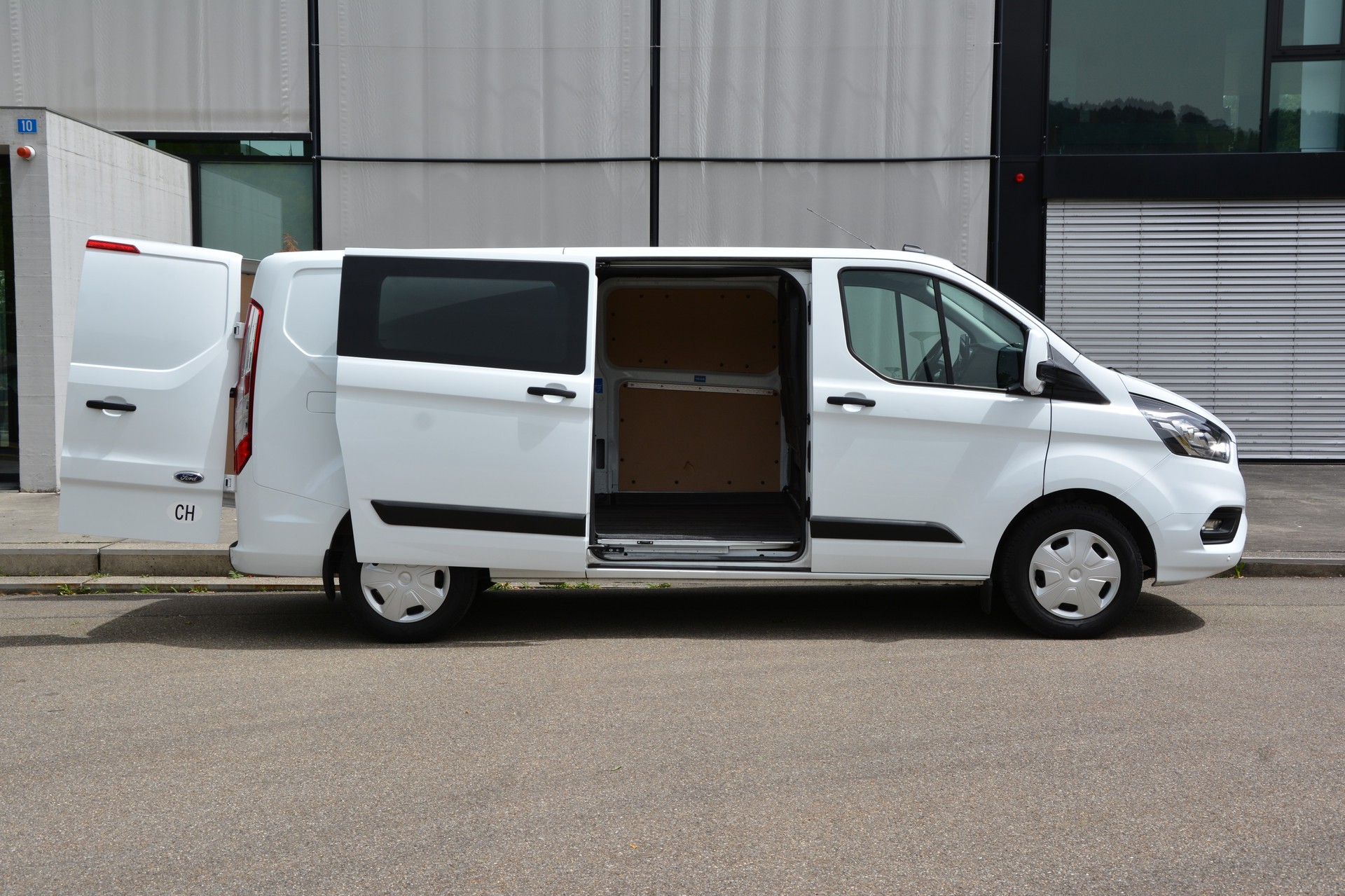 FORD Transit Custom Van 300 L2H1 Trend A-image-13