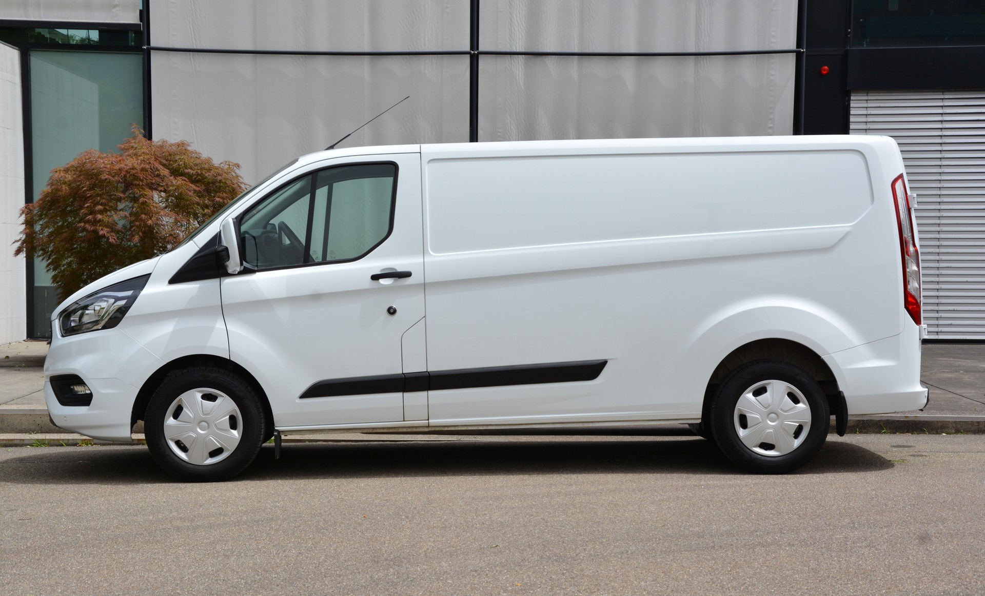 FORD Transit Custom Van 300 L2H1 Trend A-image-5