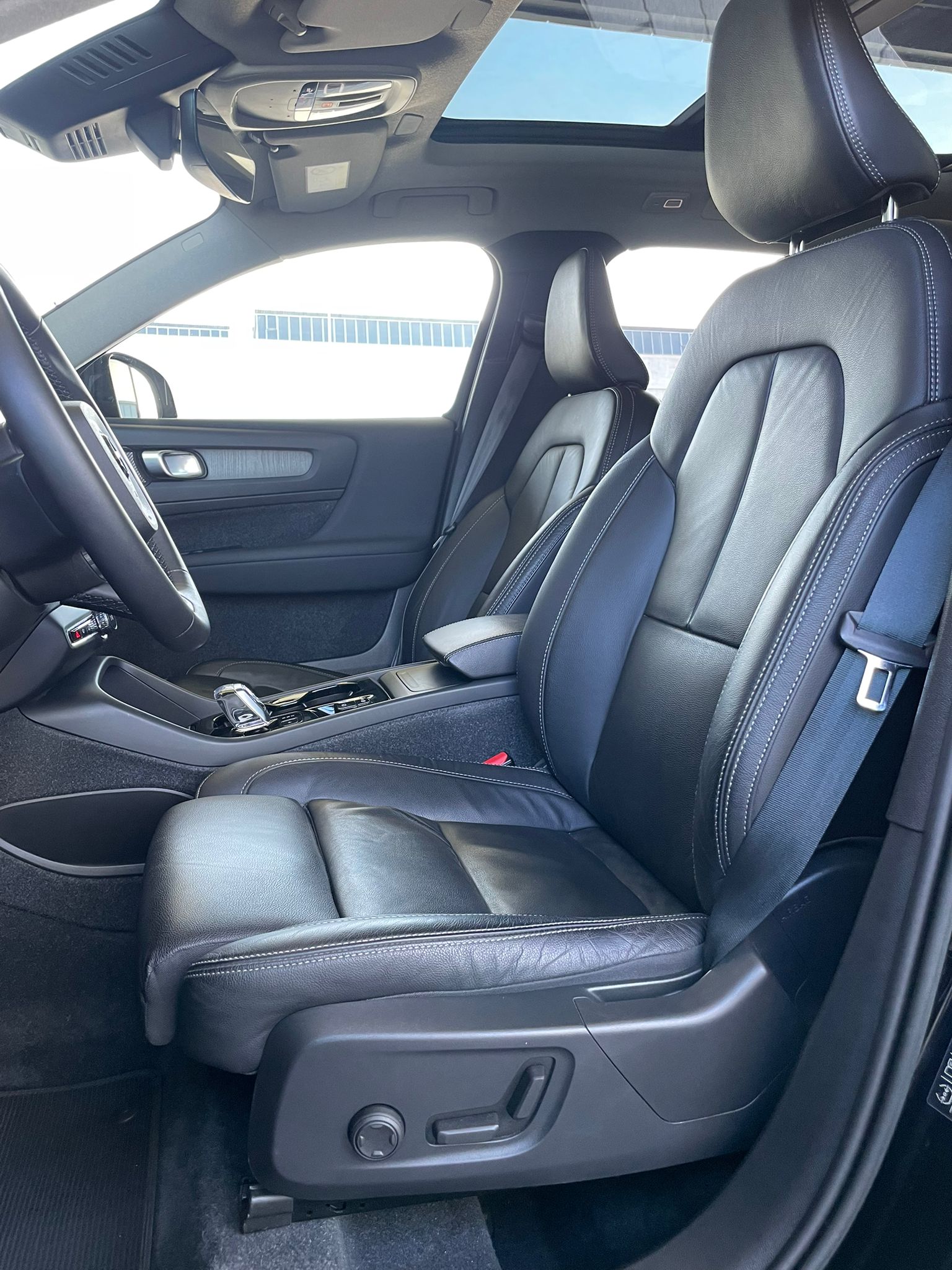 VOLVO XC40 2.0 B4 MH Ultimate Dark AWD-image-5