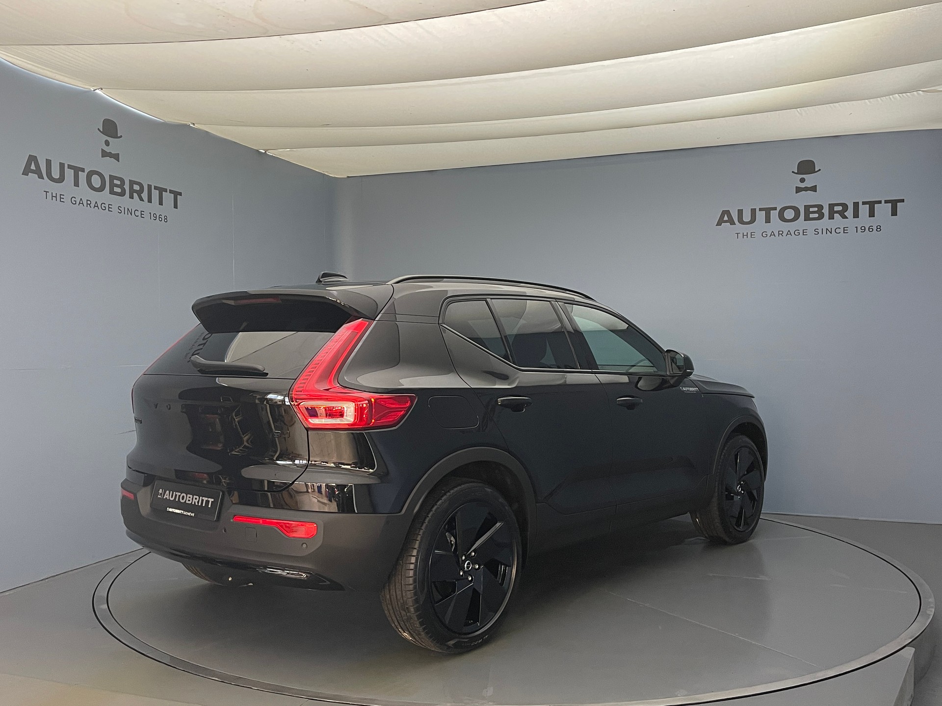 VOLVO XC40 2.0 B4 MH Black Edition-showroom-element-1