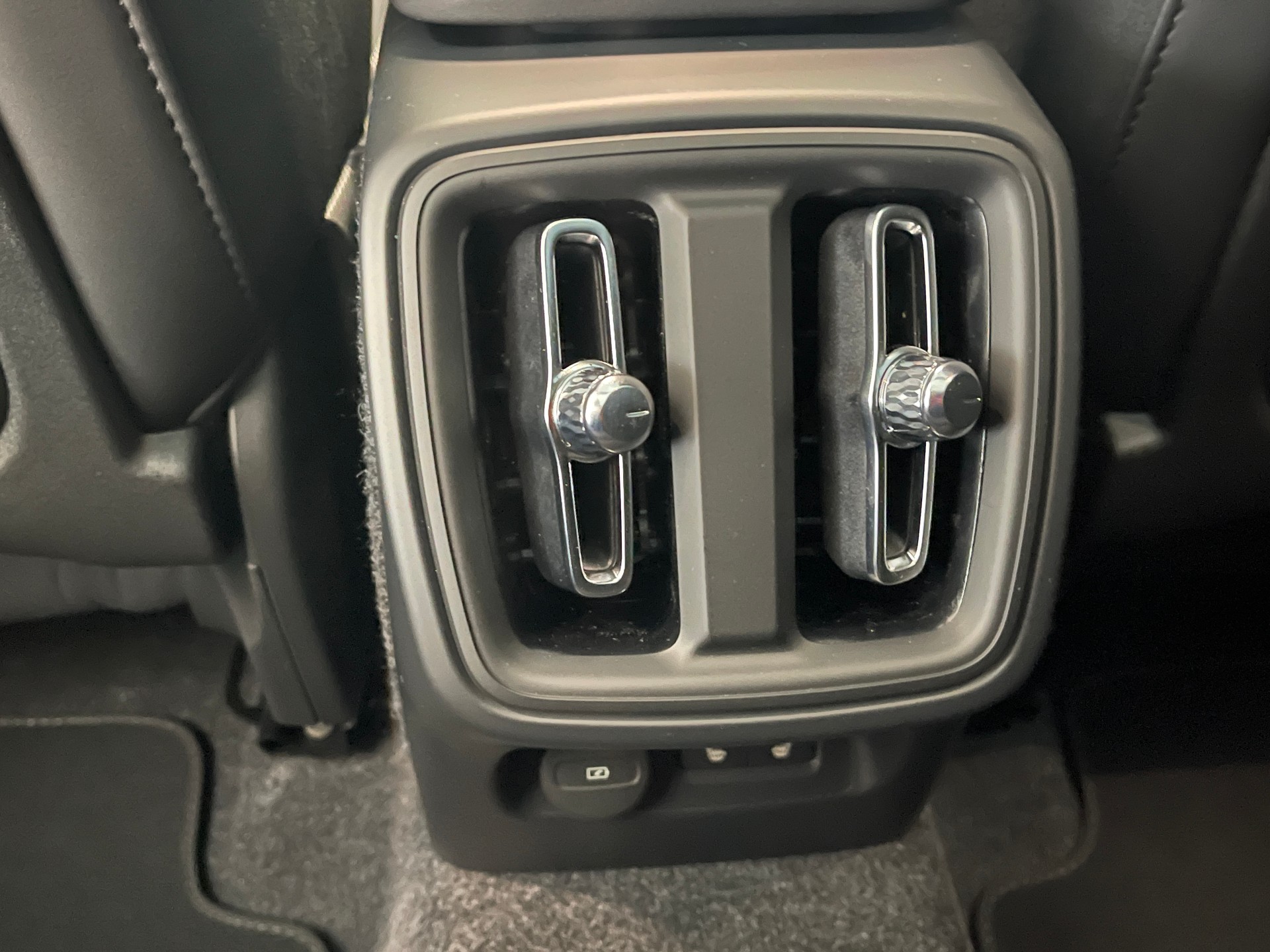 VOLVO XC40 2.0 B4 MH Black Edition-image-8