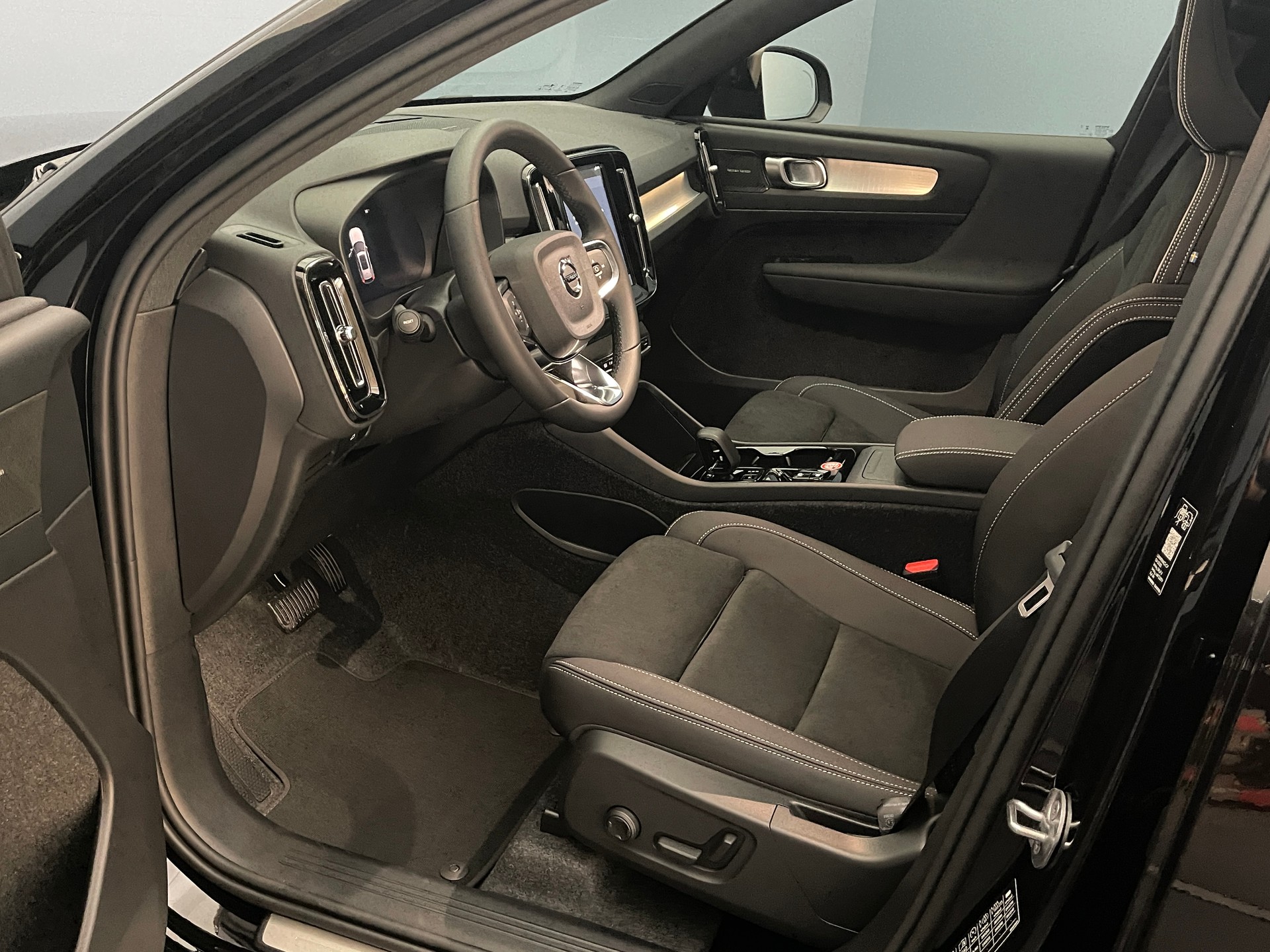 VOLVO XC40 2.0 B4 MH Black Edition-image-9