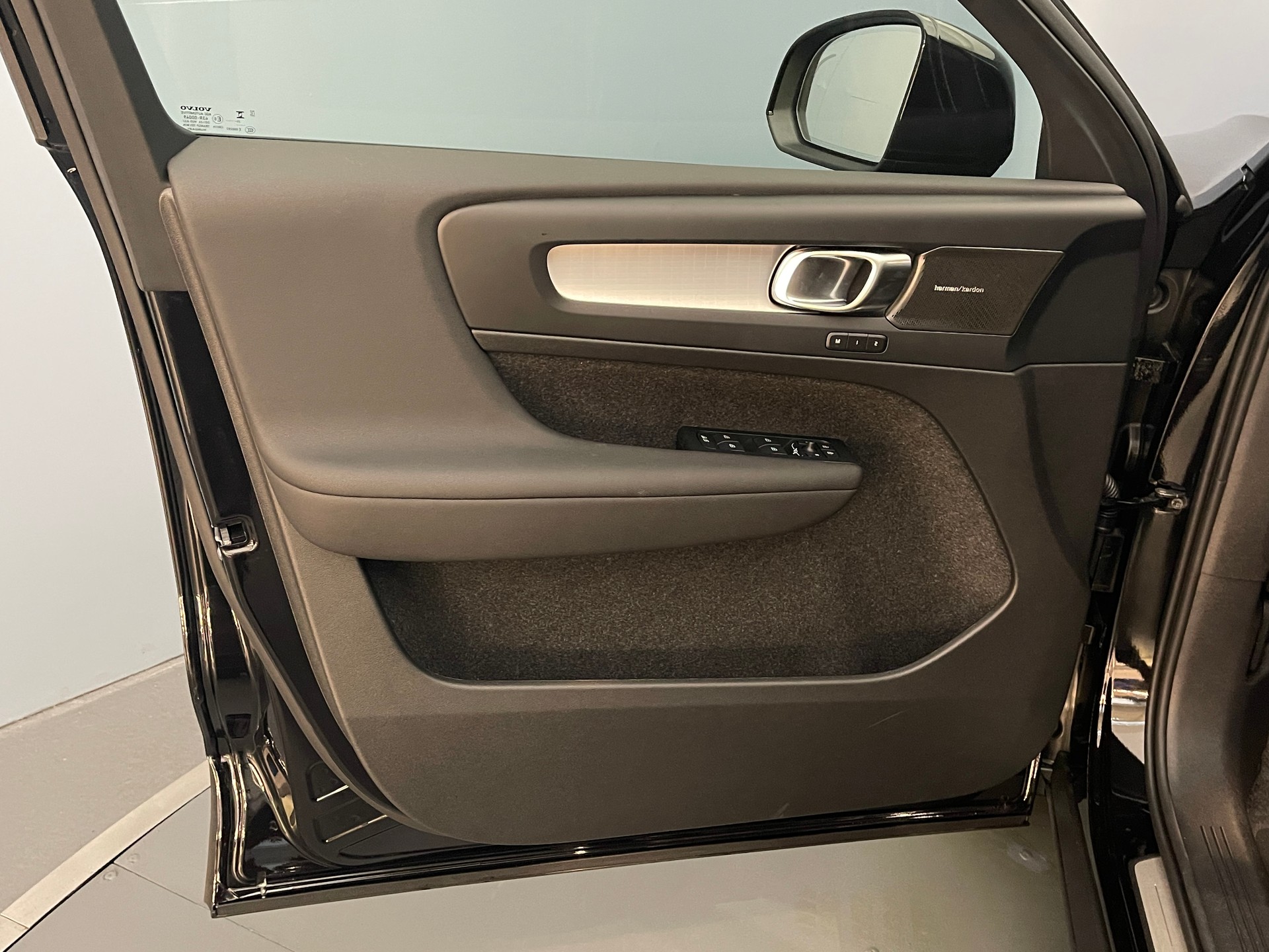 VOLVO XC40 2.0 B4 MH Black Edition-image-11