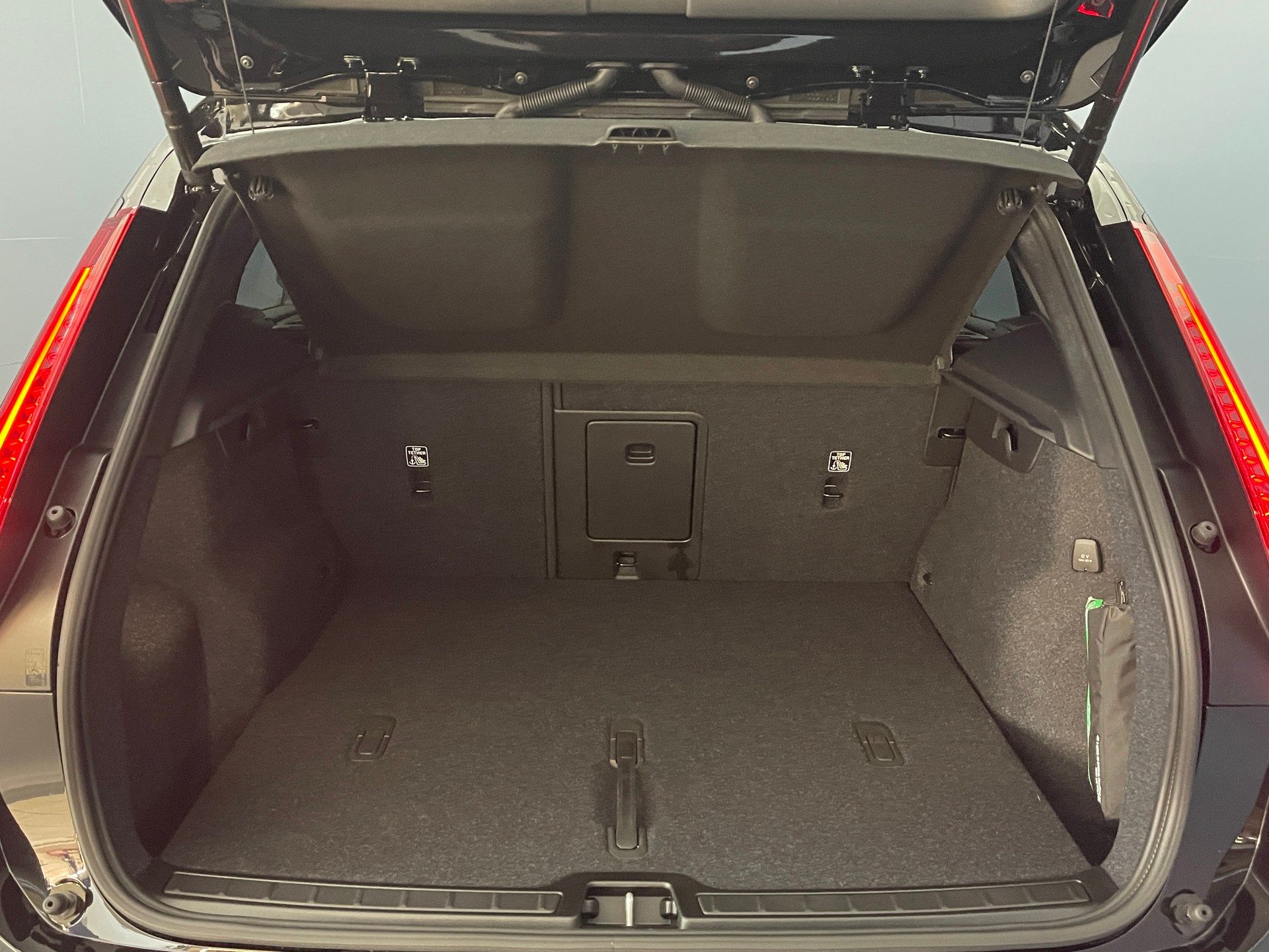 VOLVO XC40 2.0 B4 MH Black Edition-image-14