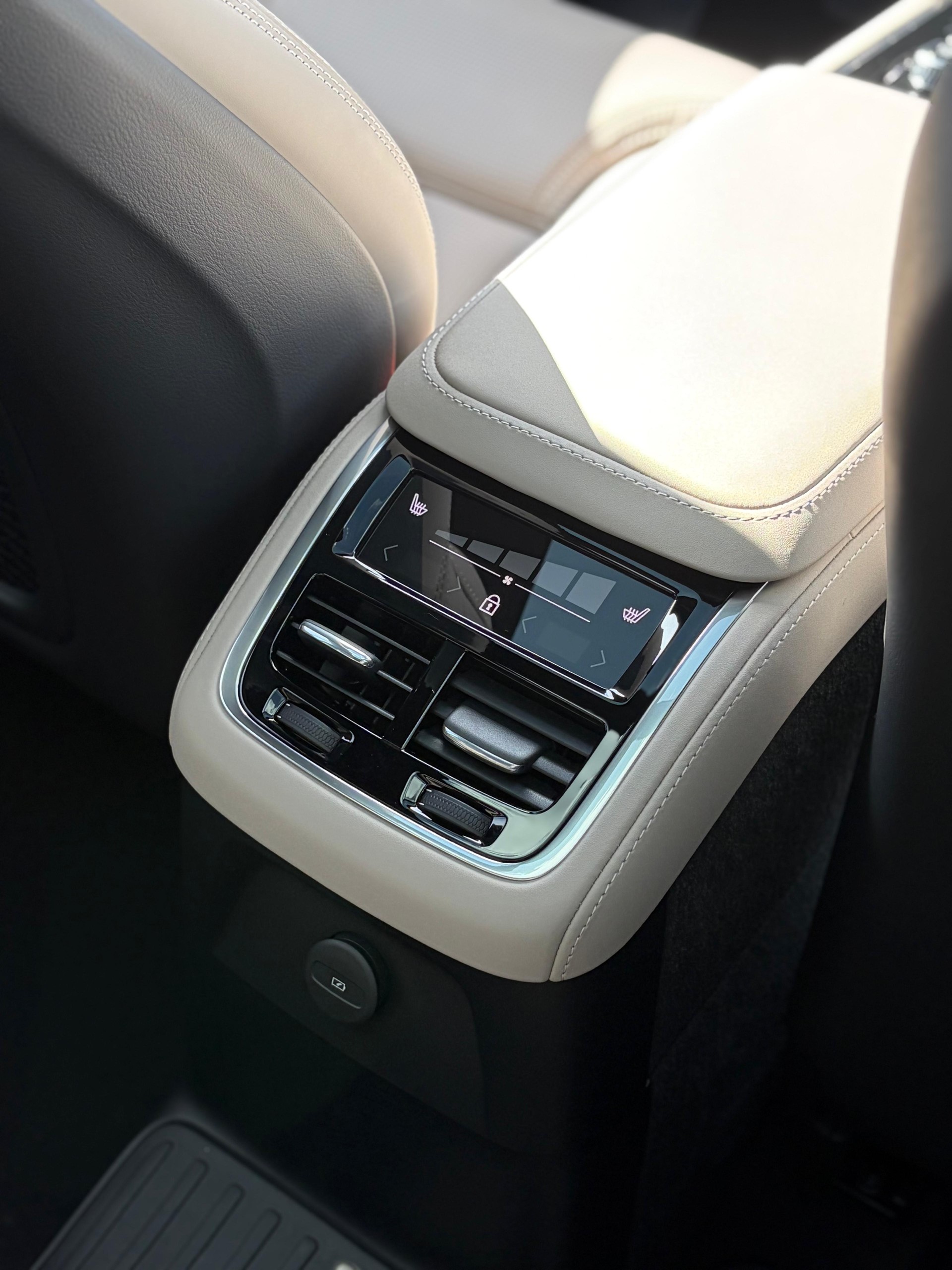 VOLVO XC90 2.0 T8 TE XCLUSIVE Edition Dark eAWD-image-18