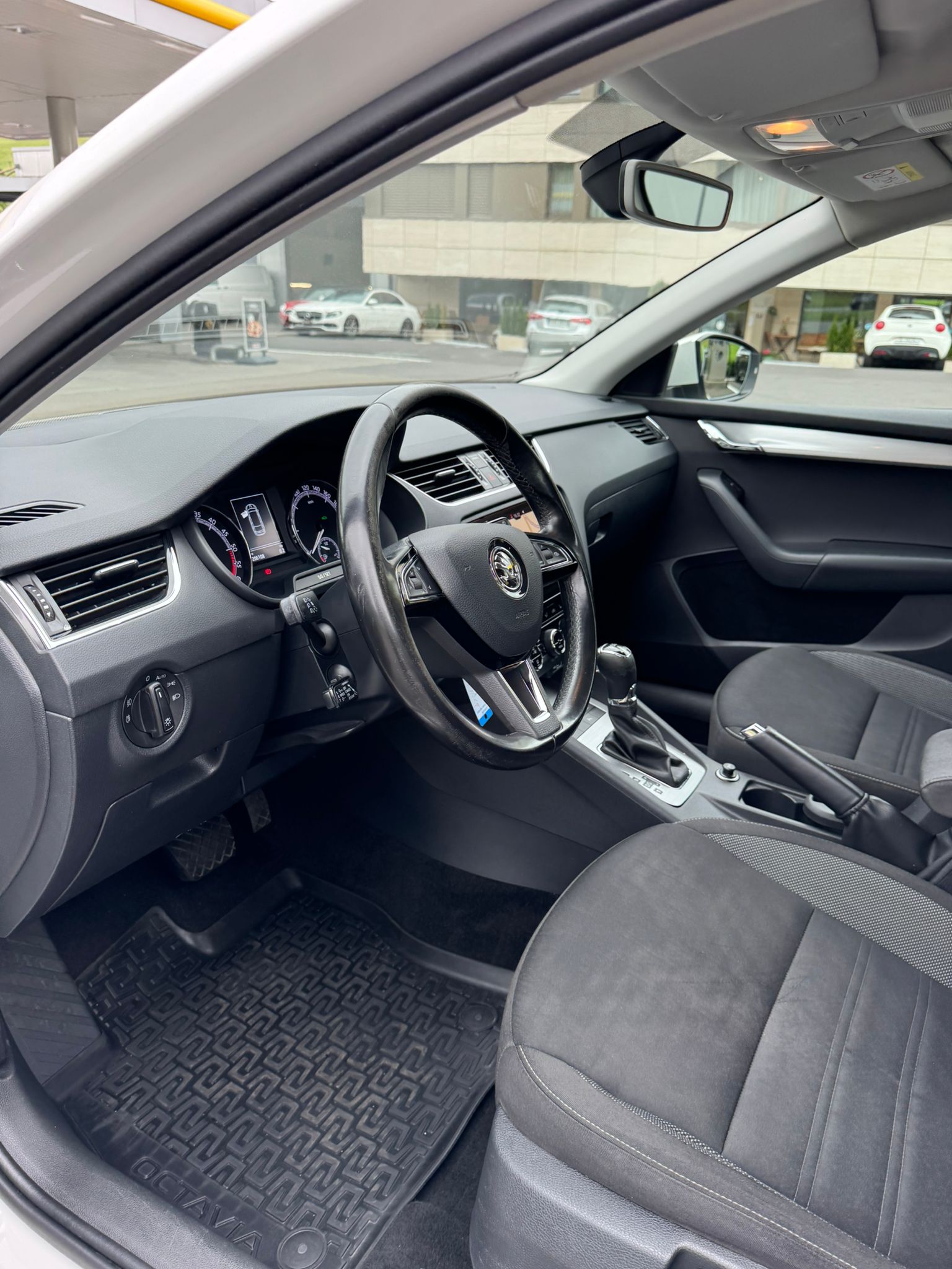 SKODA Octavia Combi 2.0 TDI Style 4x4 DSG-image-8