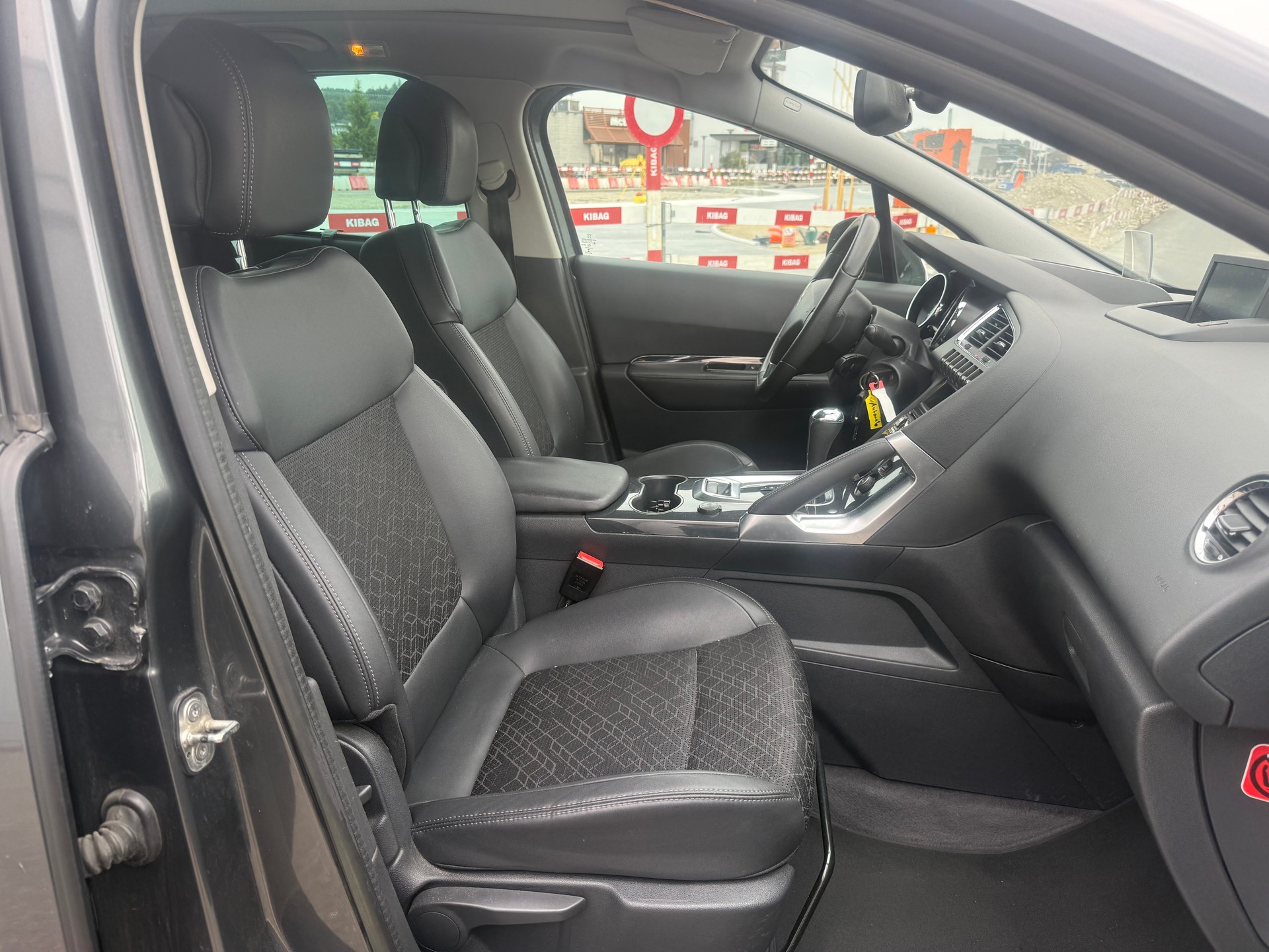 PEUGEOT 3008 1.6 16V T Allure Tiptronic-image-11