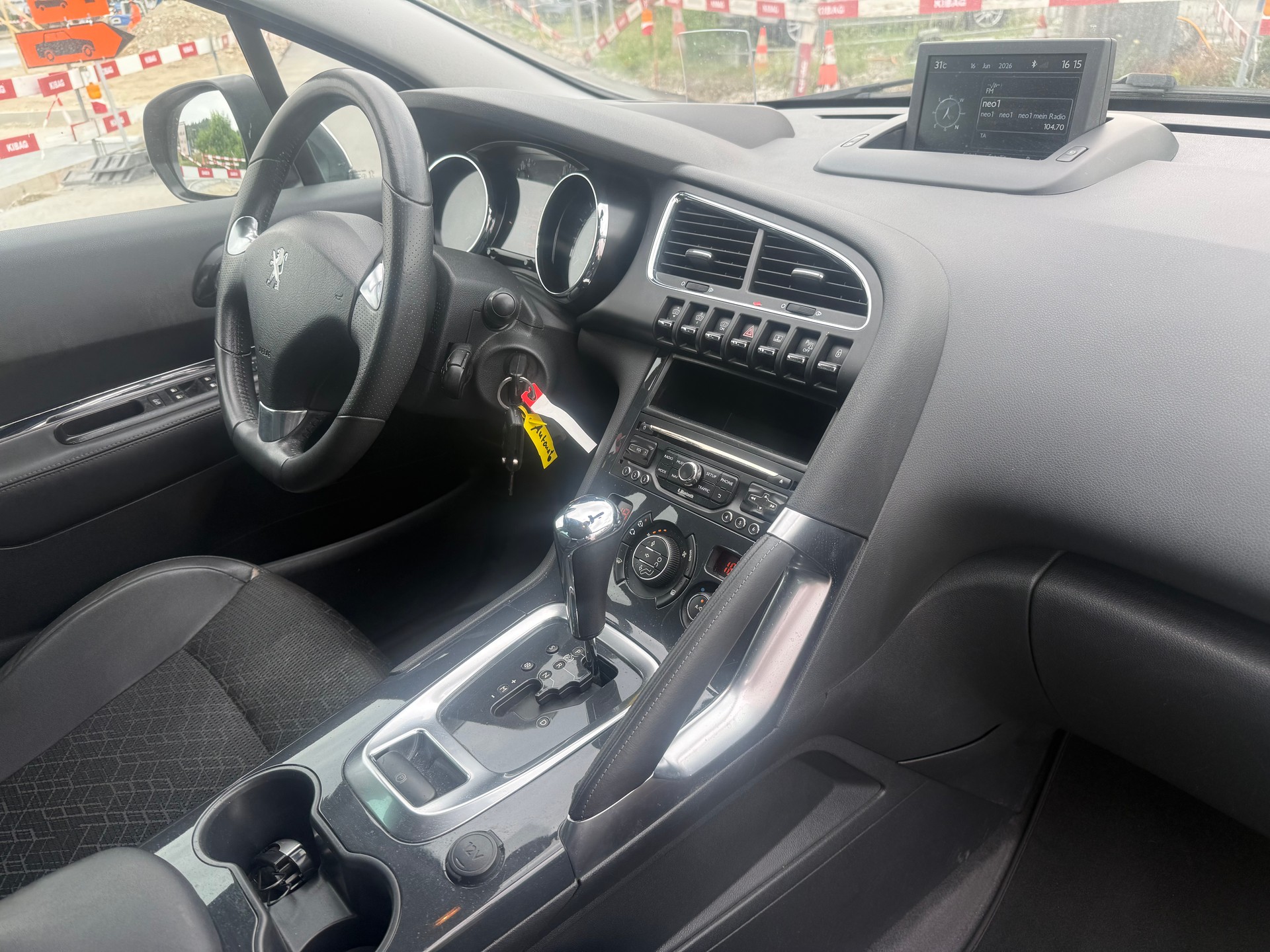 PEUGEOT 3008 1.6 16V T Allure Tiptronic-image-9