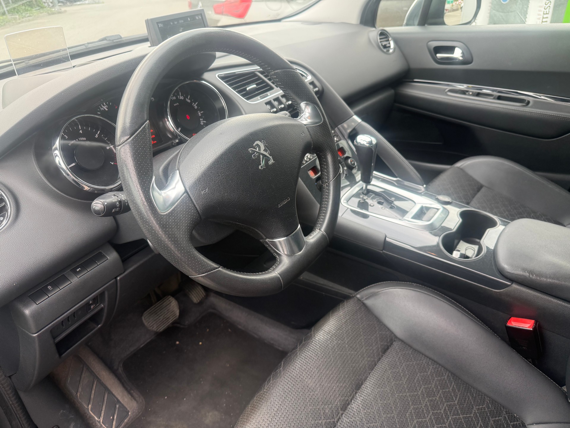 PEUGEOT 3008 1.6 16V T Allure Tiptronic-image-10