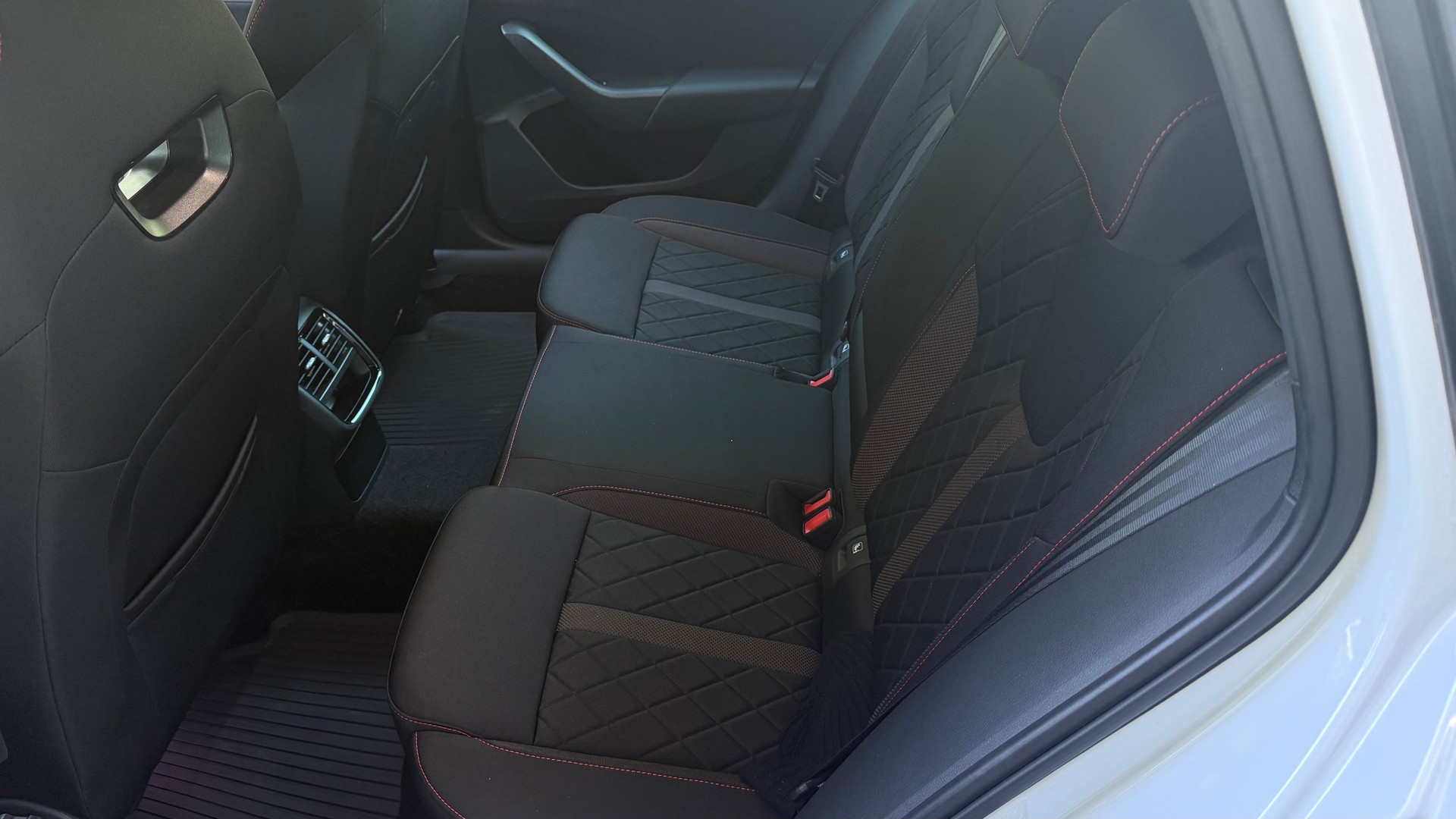 SKODA Octavia Combi 2.0 TDI DSG RS 4x4-image-9