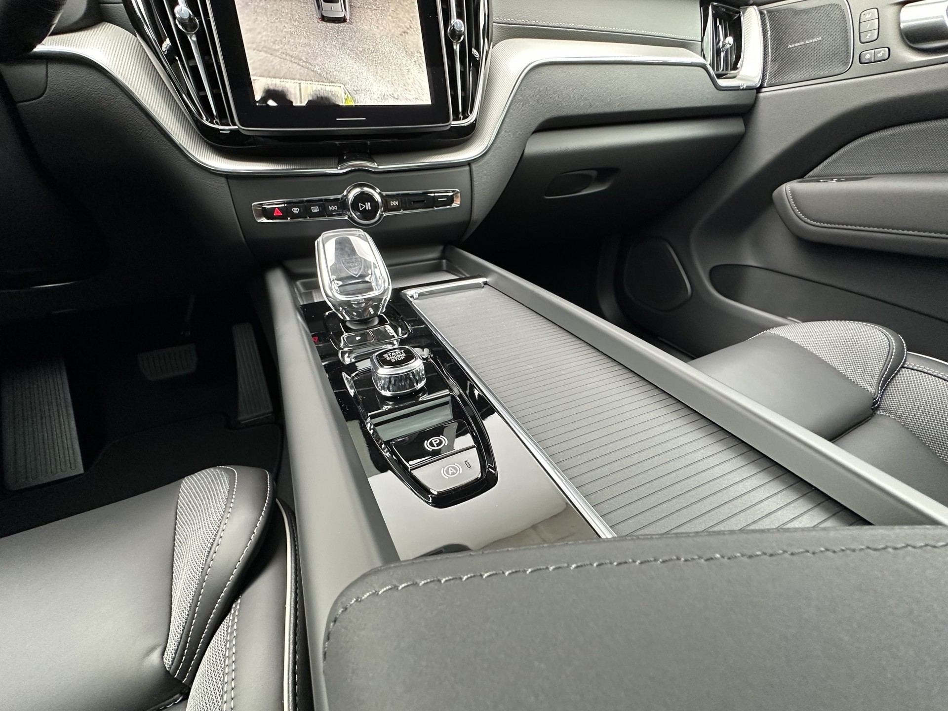 VOLVO XC60 2.0 B5 MH Black Edition AWD-image-10
